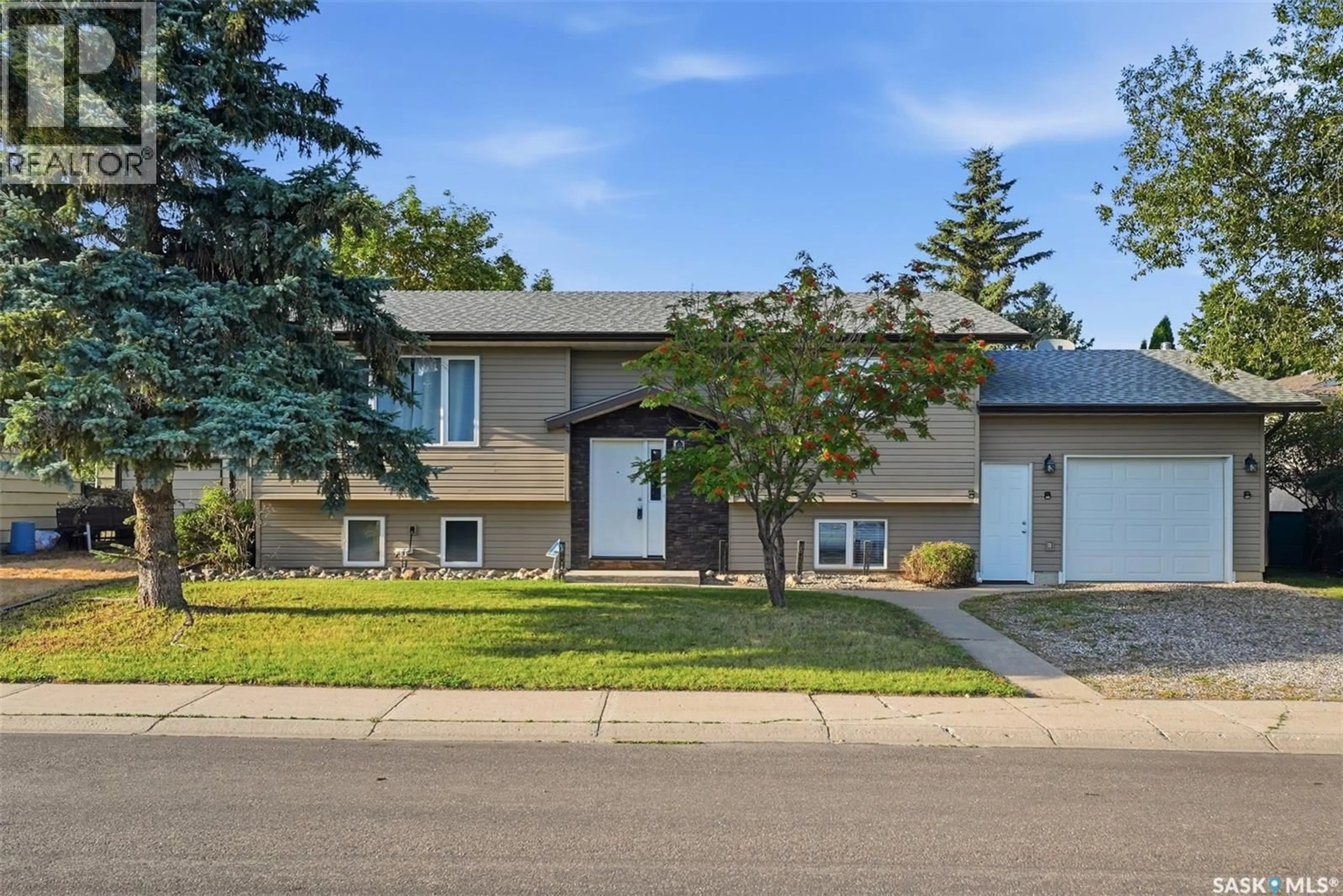 Home with vinyl exterior material, street for 525 WILKEN CRESCENT, Warman Saskatchewan S0K4S0