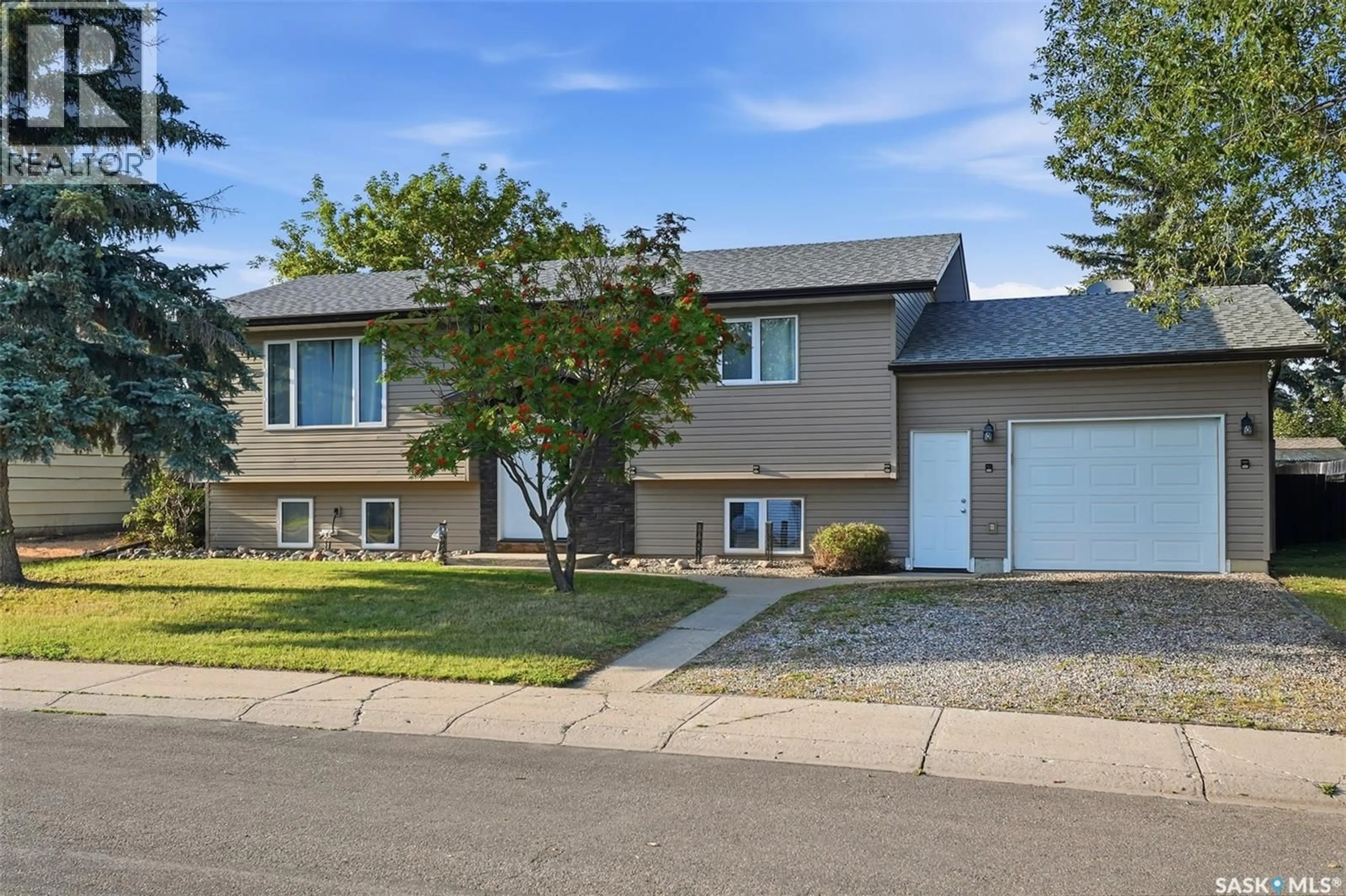 Home with vinyl exterior material, street for 525 WILKEN CRESCENT, Warman Saskatchewan S0K4S0
