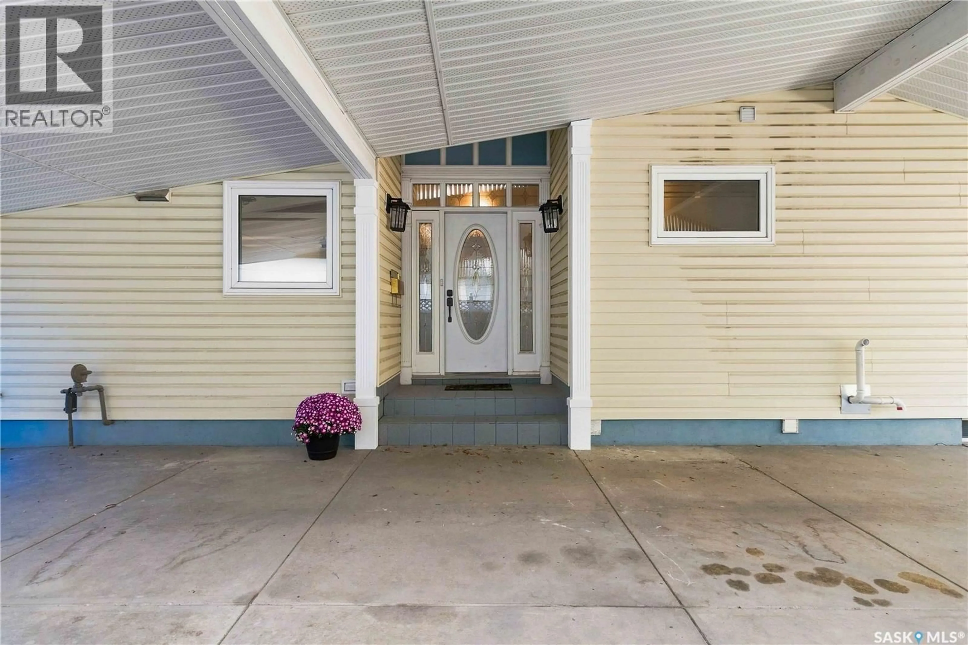 Indoor foyer for 6 MURPHY CRESCENT, Saskatoon Saskatchewan S7J2T4