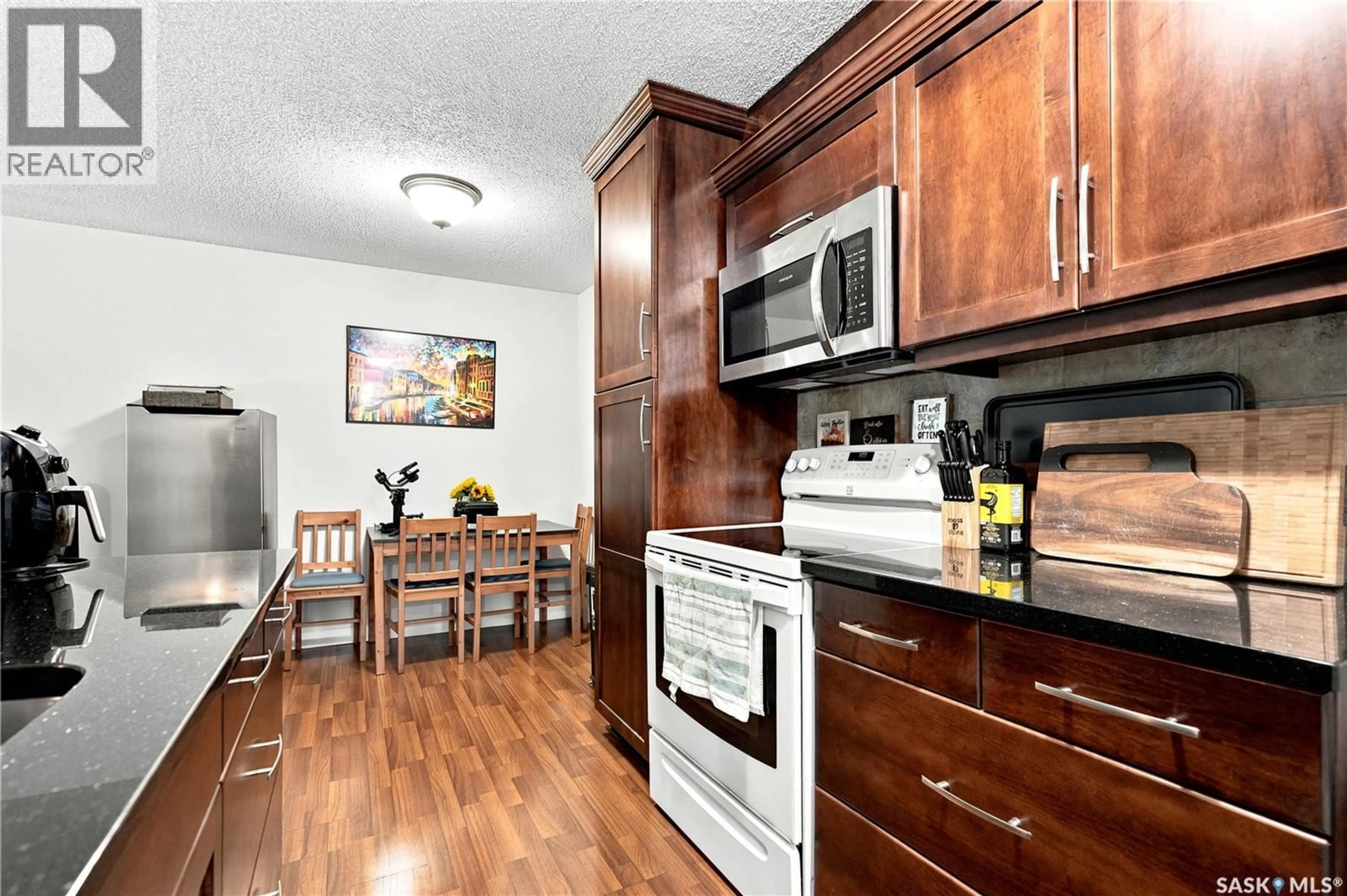 Standard kitchen, wood/laminate floor for 122 - 219 EDINBURGH PLACE, Saskatoon Saskatchewan S7H5J7