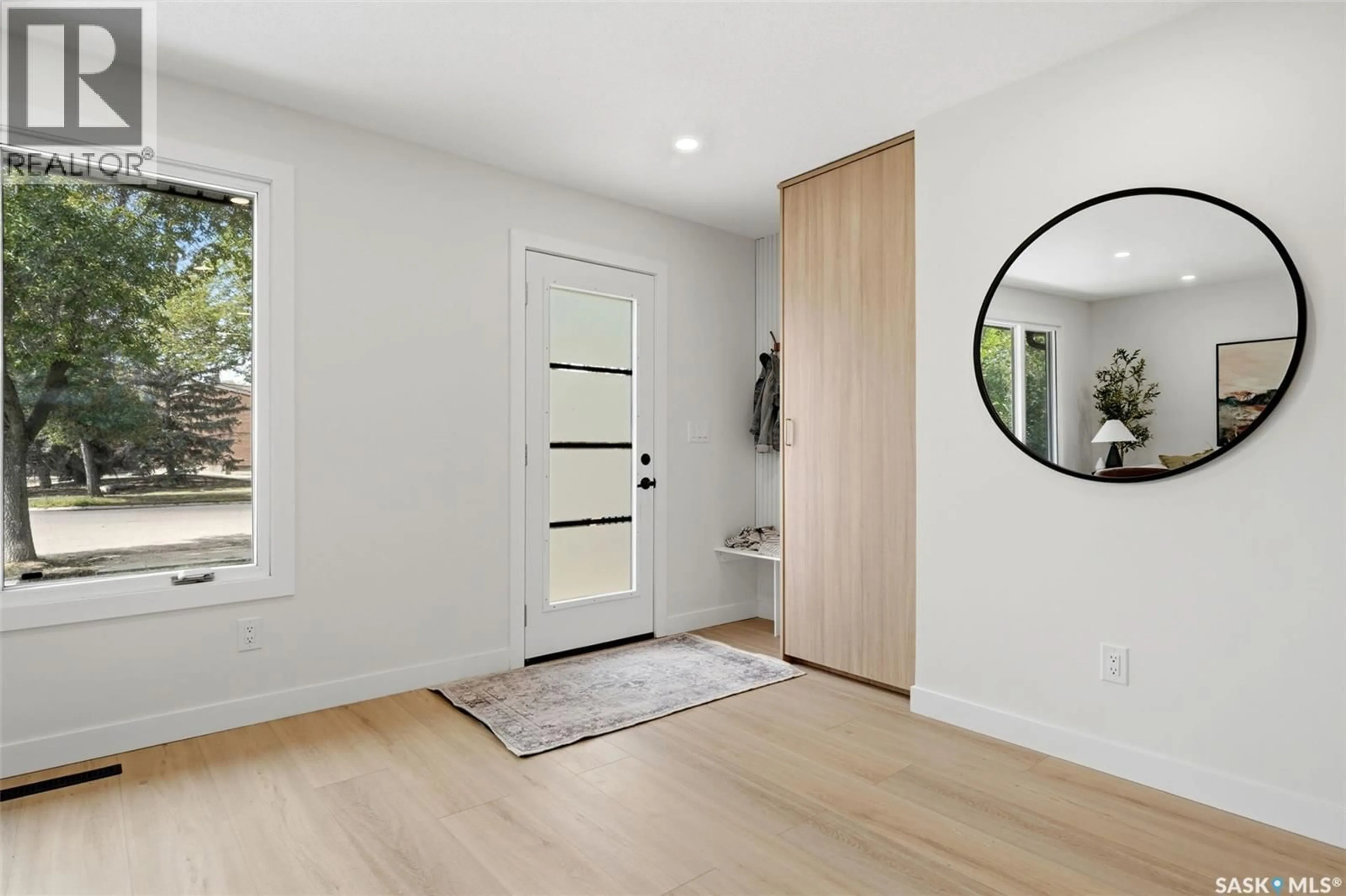 Indoor entryway for 195 MASSEY ROAD, Regina Saskatchewan S4S4N3