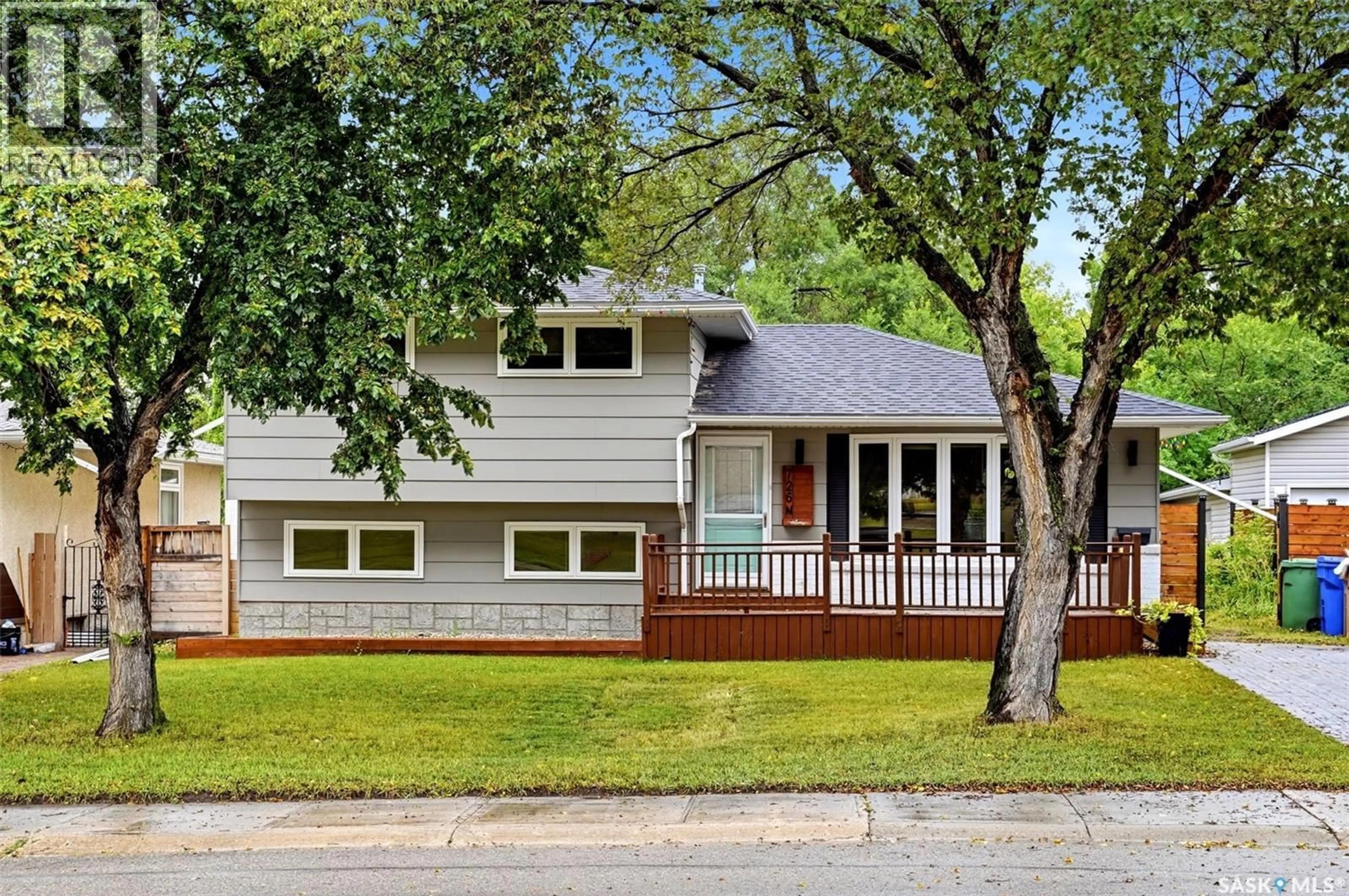 Home with vinyl exterior material, street for 726 MCINTOSH STREET, Regina Saskatchewan S4R5Z4