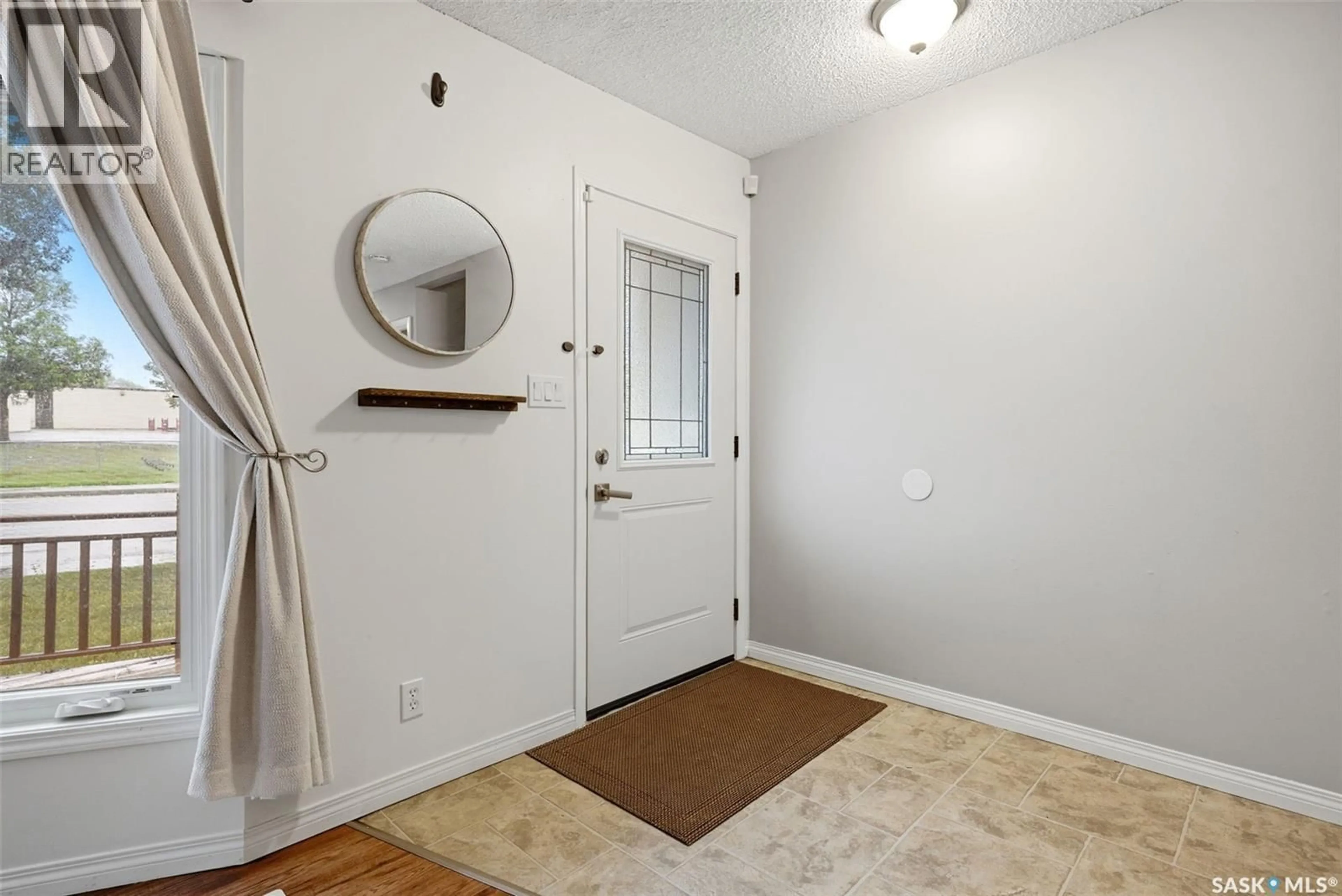 Indoor entryway for 726 MCINTOSH STREET, Regina Saskatchewan S4R5Z4