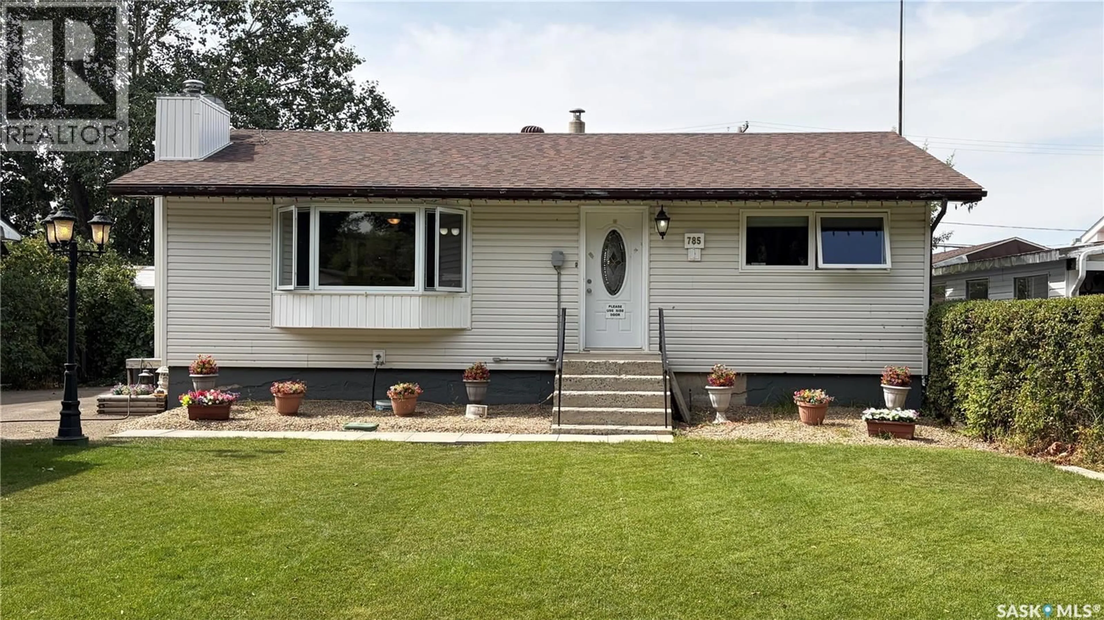 Home with vinyl exterior material, street for 785 CENTRE STREET, Shaunavon Saskatchewan S0N2M0