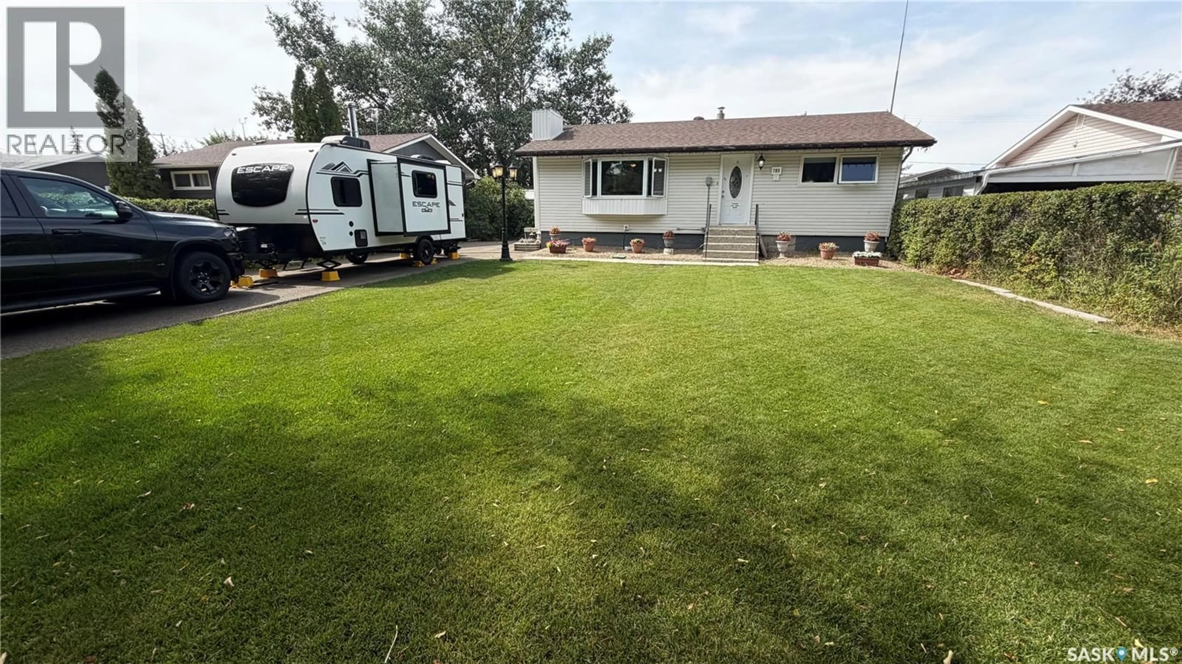 A pic from outside/outdoor area/front of a property/back of a property/a pic from drone, street for 785 CENTRE STREET, Shaunavon Saskatchewan S0N2M0