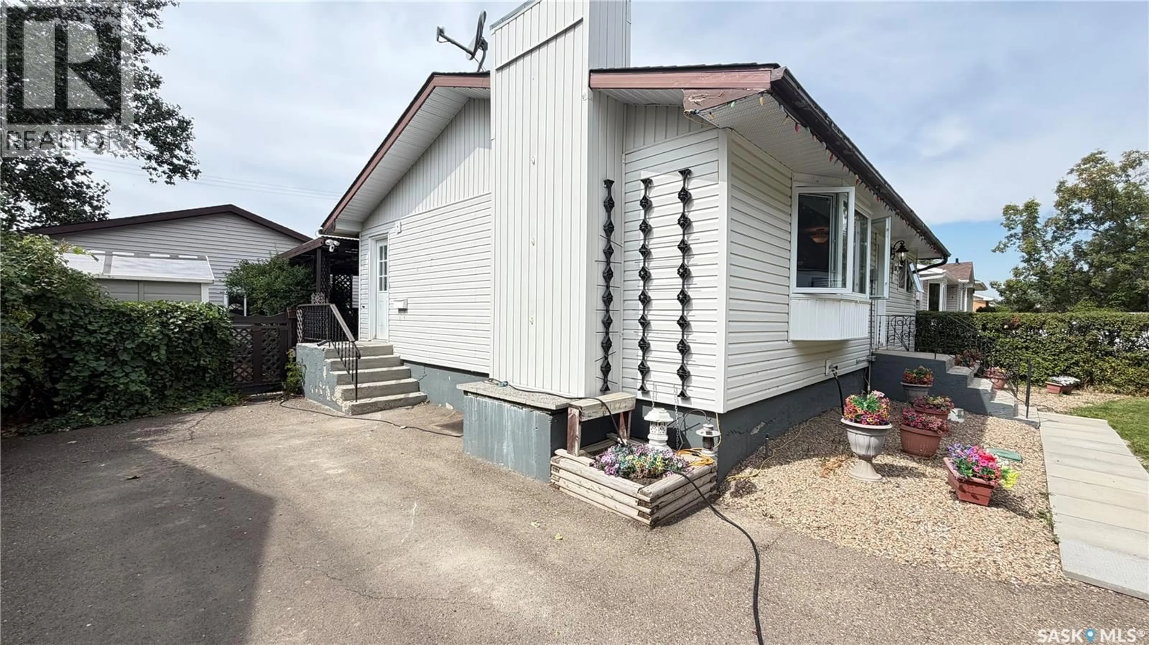 Home with vinyl exterior material, street for 785 CENTRE STREET, Shaunavon Saskatchewan S0N2M0