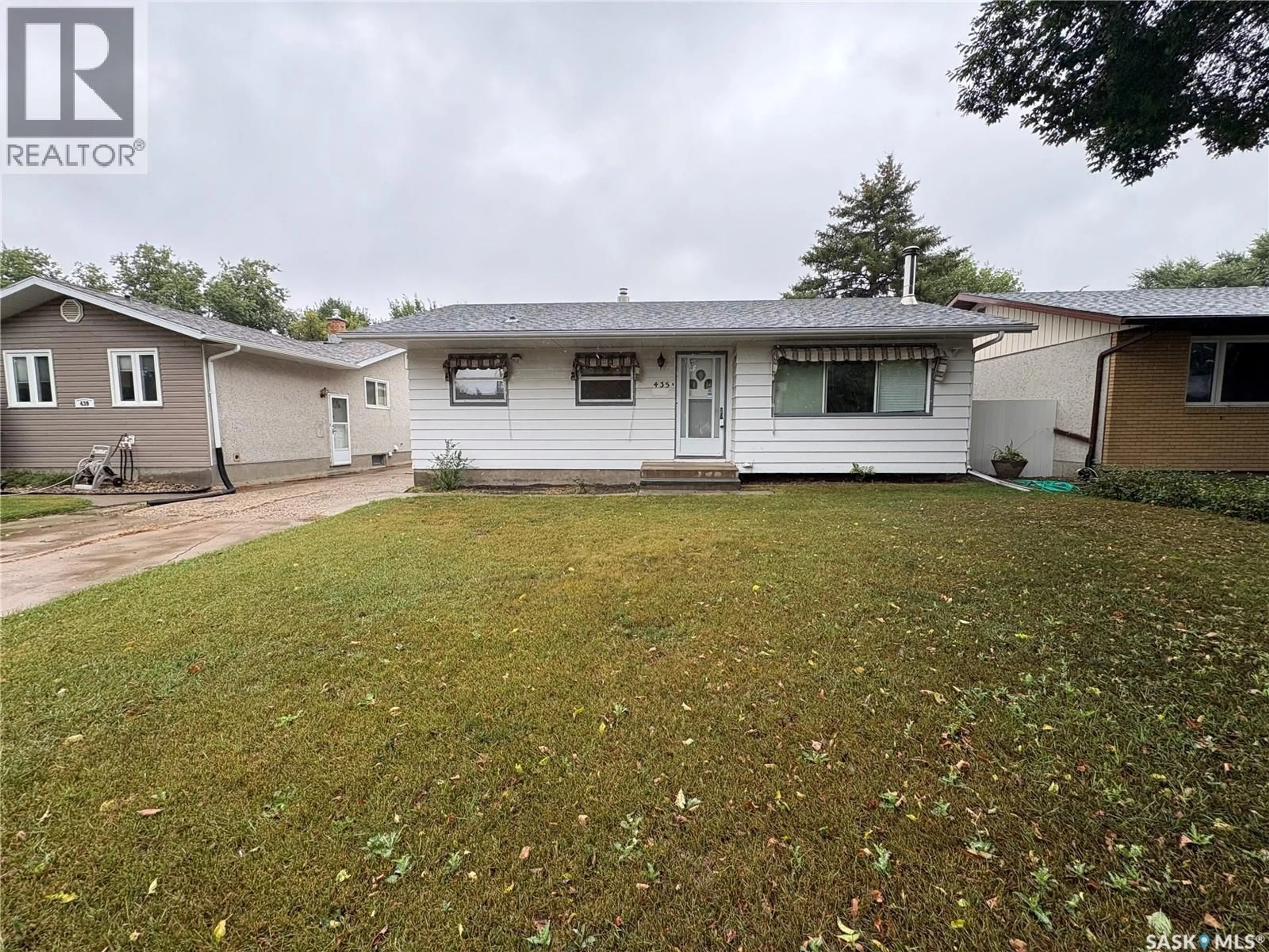 A pic from outside/outdoor area/front of a property/back of a property/a pic from drone, street for 435 GARNET STREET, Regina Saskatchewan S4R3T2