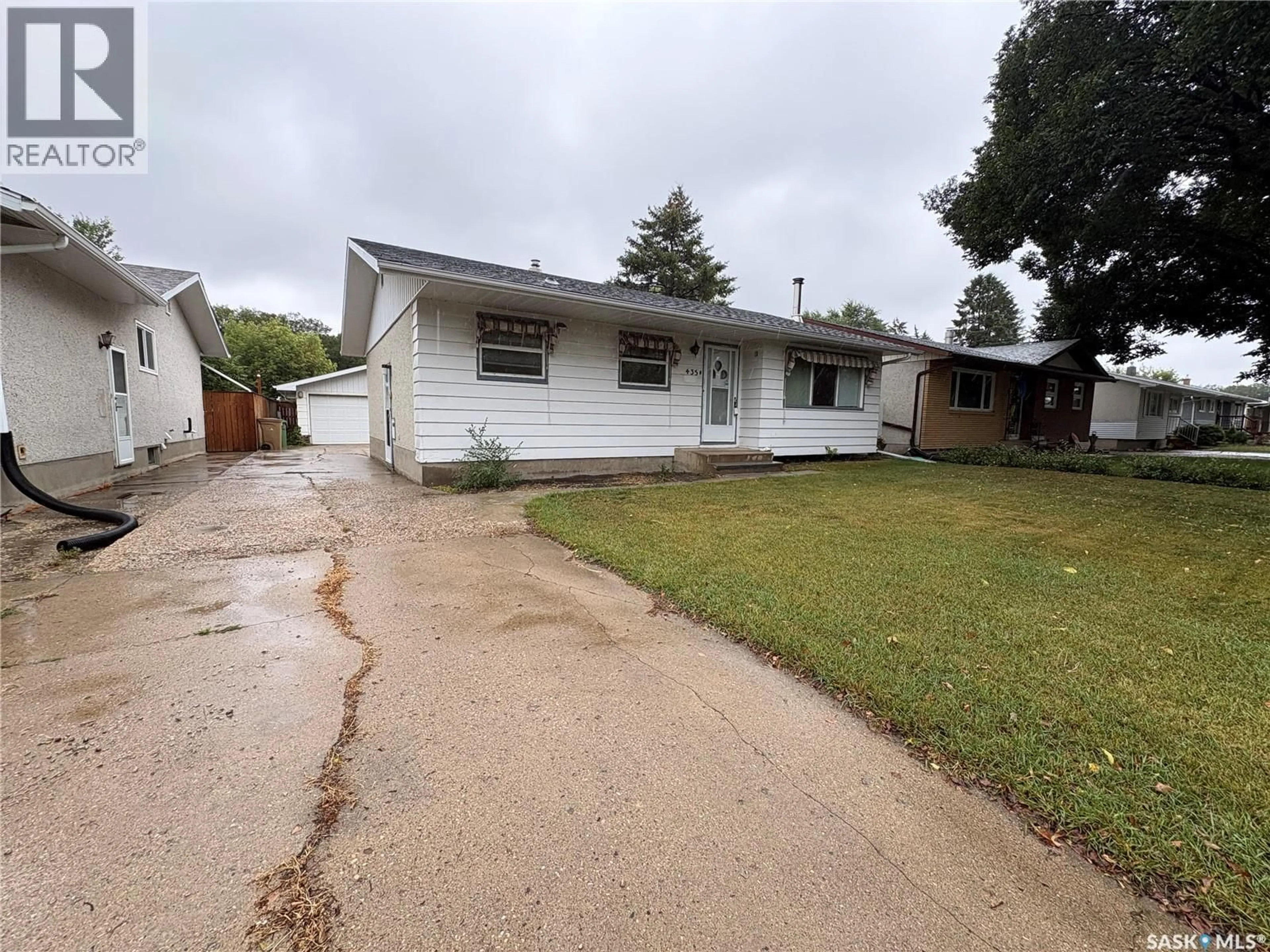 A pic from outside/outdoor area/front of a property/back of a property/a pic from drone, street for 435 GARNET STREET, Regina Saskatchewan S4R3T2