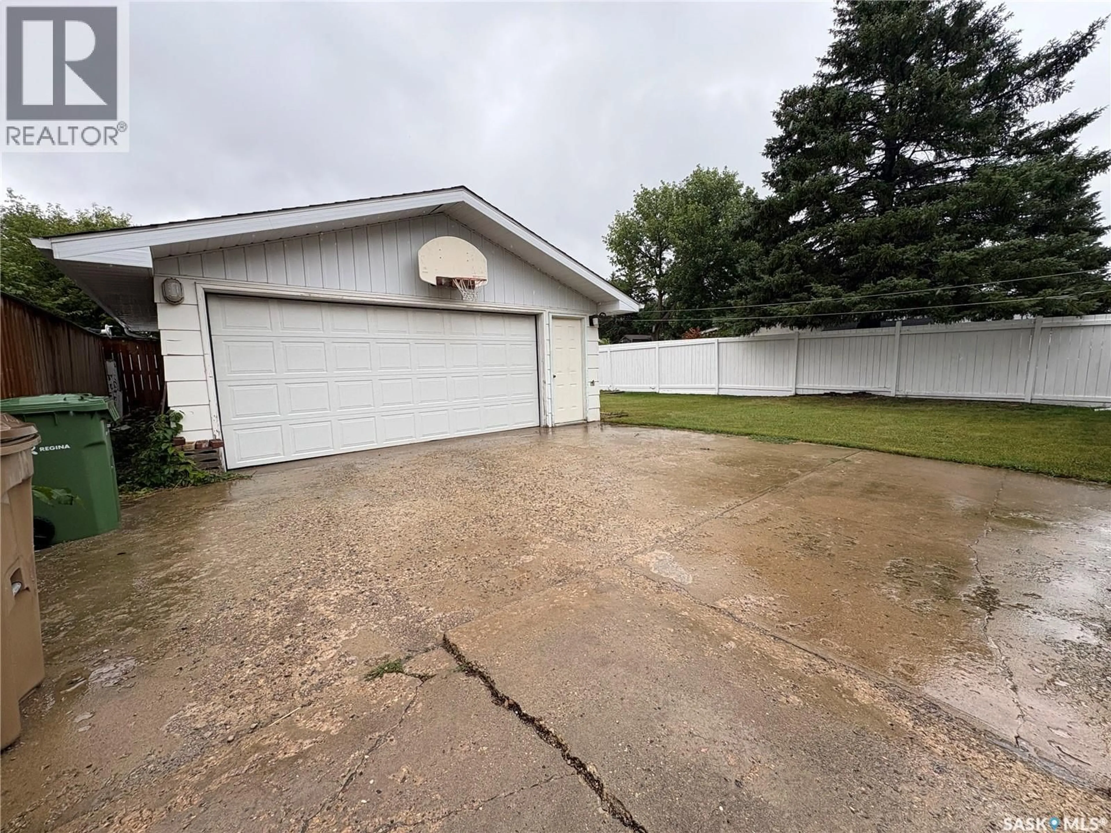 Indoor garage for 435 GARNET STREET, Regina Saskatchewan S4R3T2