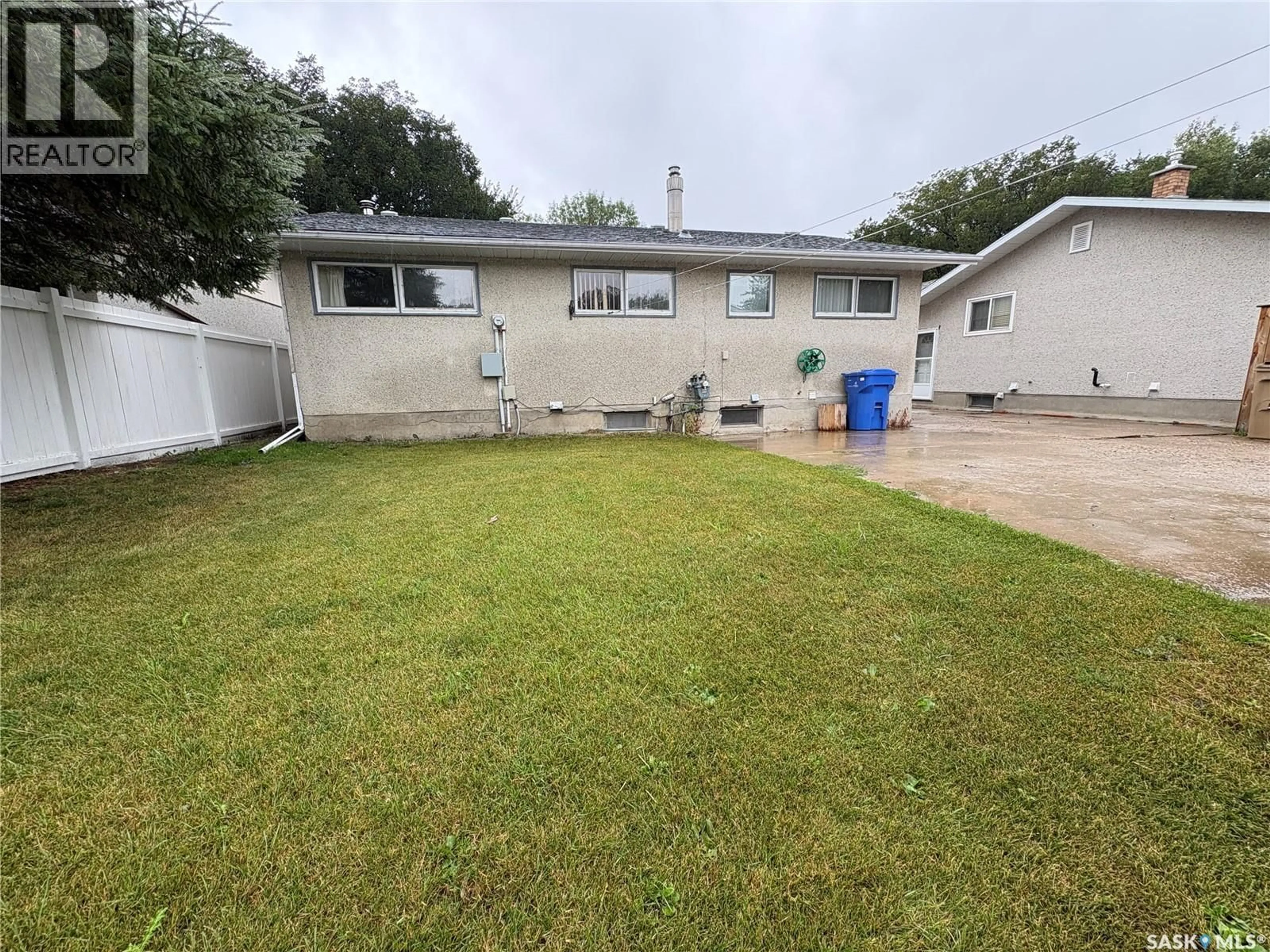 A pic from outside/outdoor area/front of a property/back of a property/a pic from drone, street for 435 GARNET STREET, Regina Saskatchewan S4R3T2