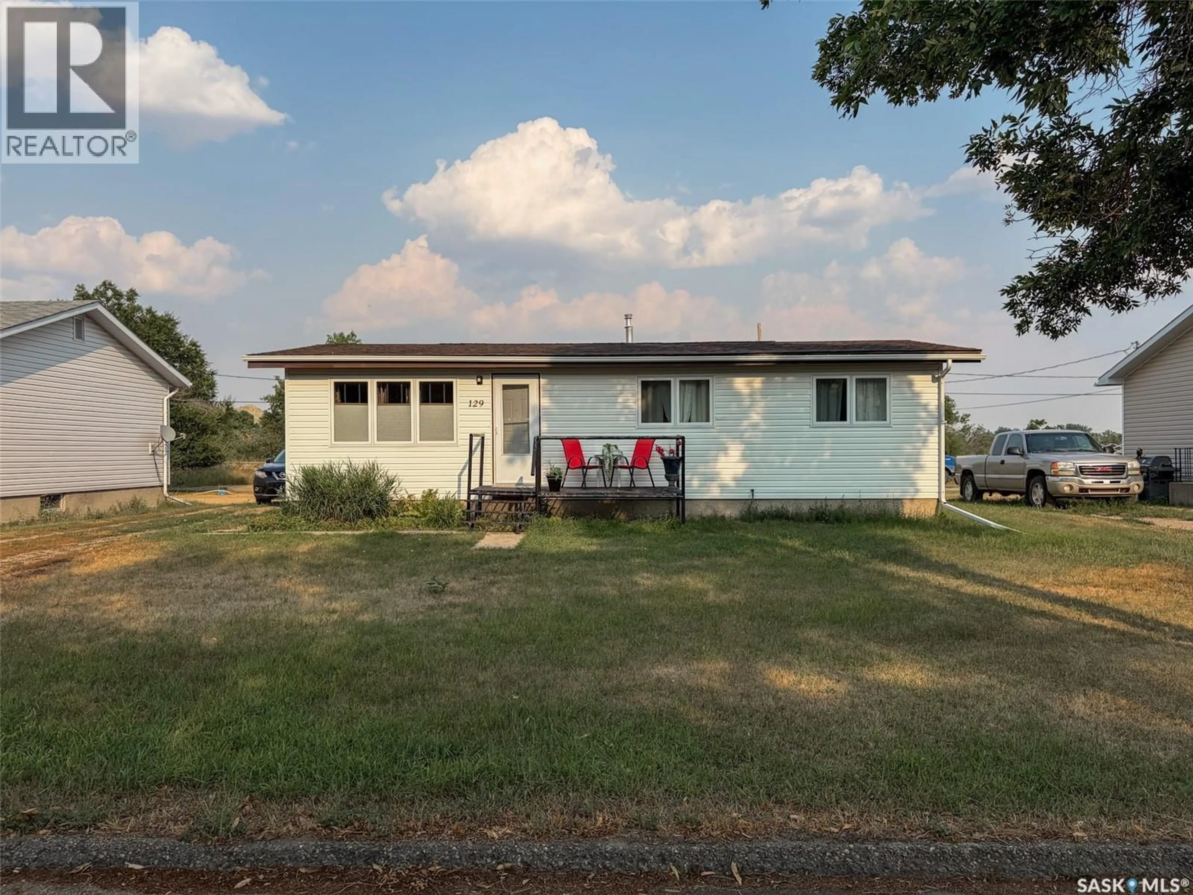 A pic from outside/outdoor area/front of a property/back of a property/a pic from drone, building for 129 ASH AVENUE, Eastend Saskatchewan S0N0T0