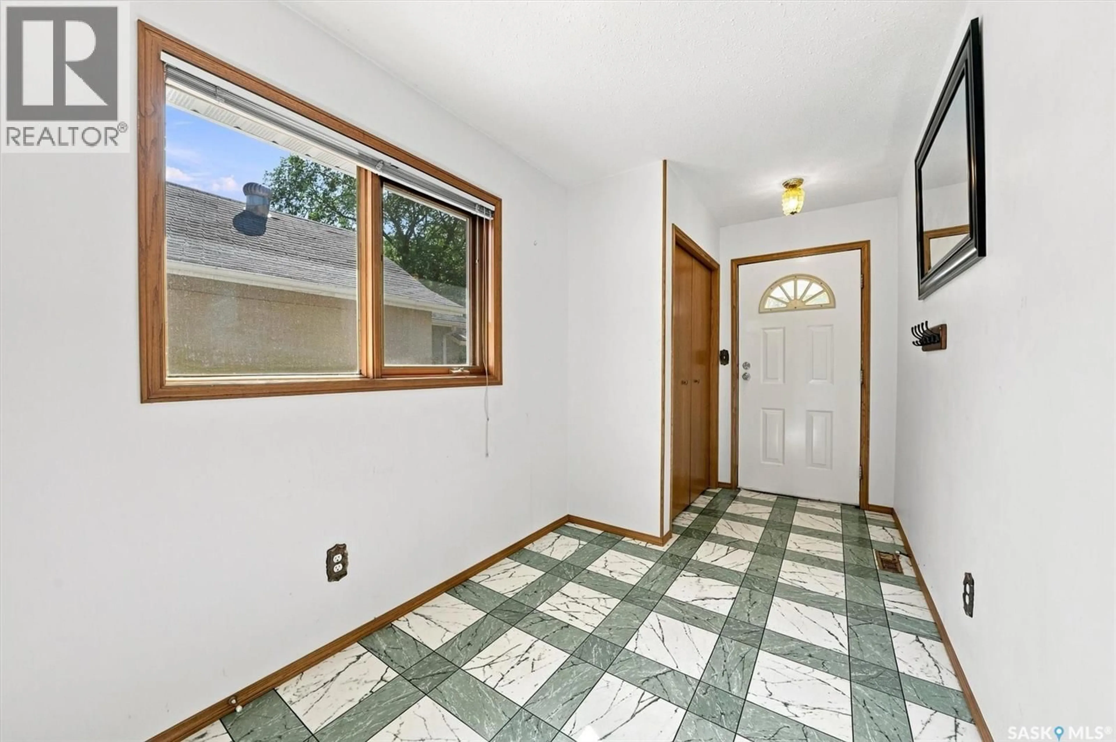 Indoor entryway for 2227 HERMAN AVENUE, Saskatoon Saskatchewan S7M0N4