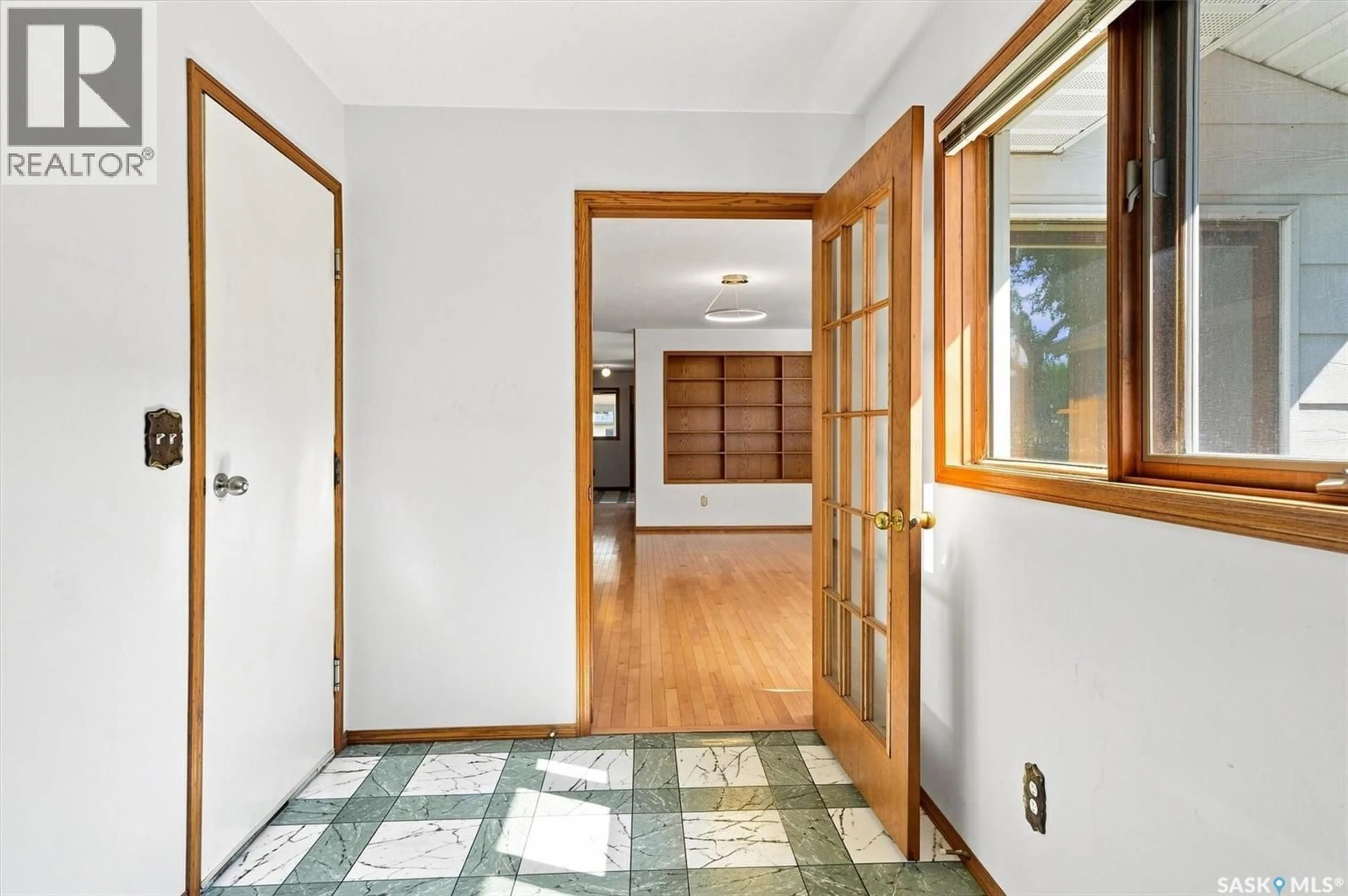 Indoor entryway for 2227 HERMAN AVENUE, Saskatoon Saskatchewan S7M0N4