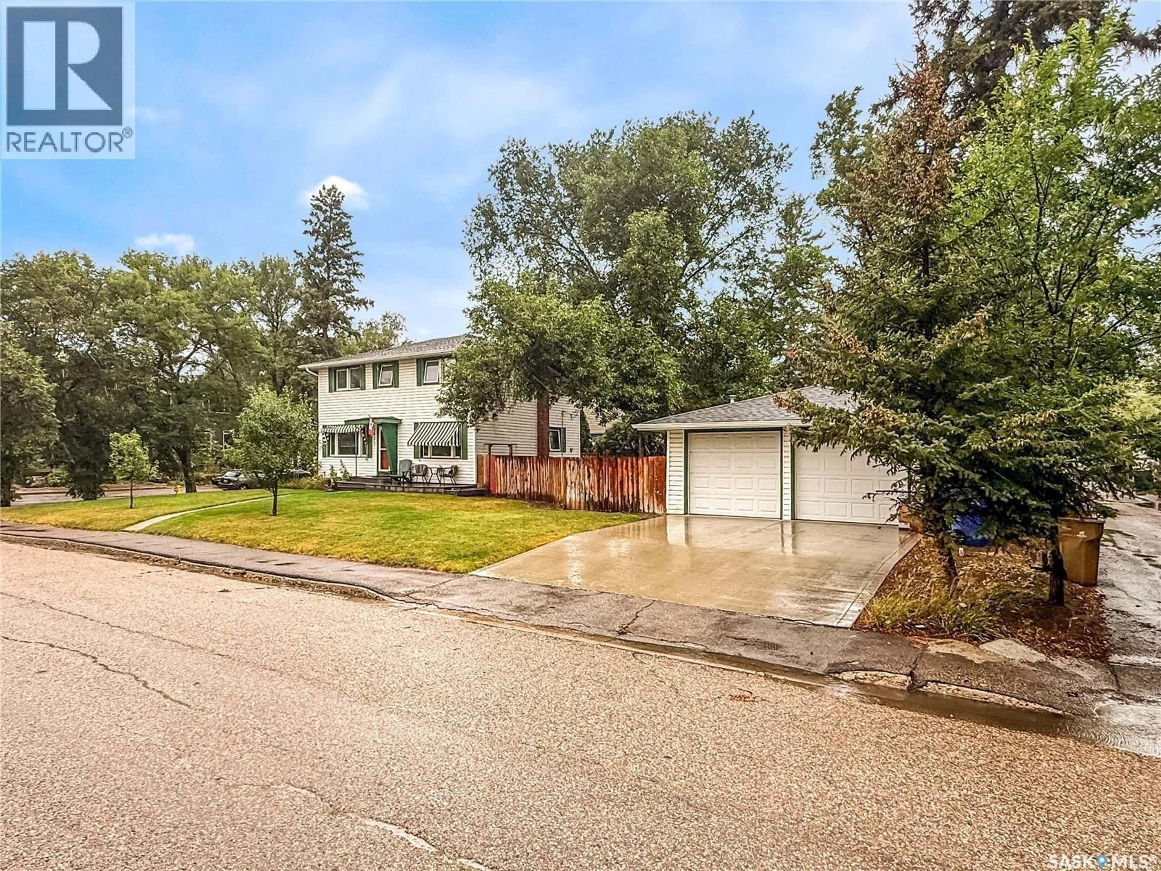 A pic from outside/outdoor area/front of a property/back of a property/a pic from drone, street for 3037 ARGYLE ROAD, Regina Saskatchewan S4S2B3