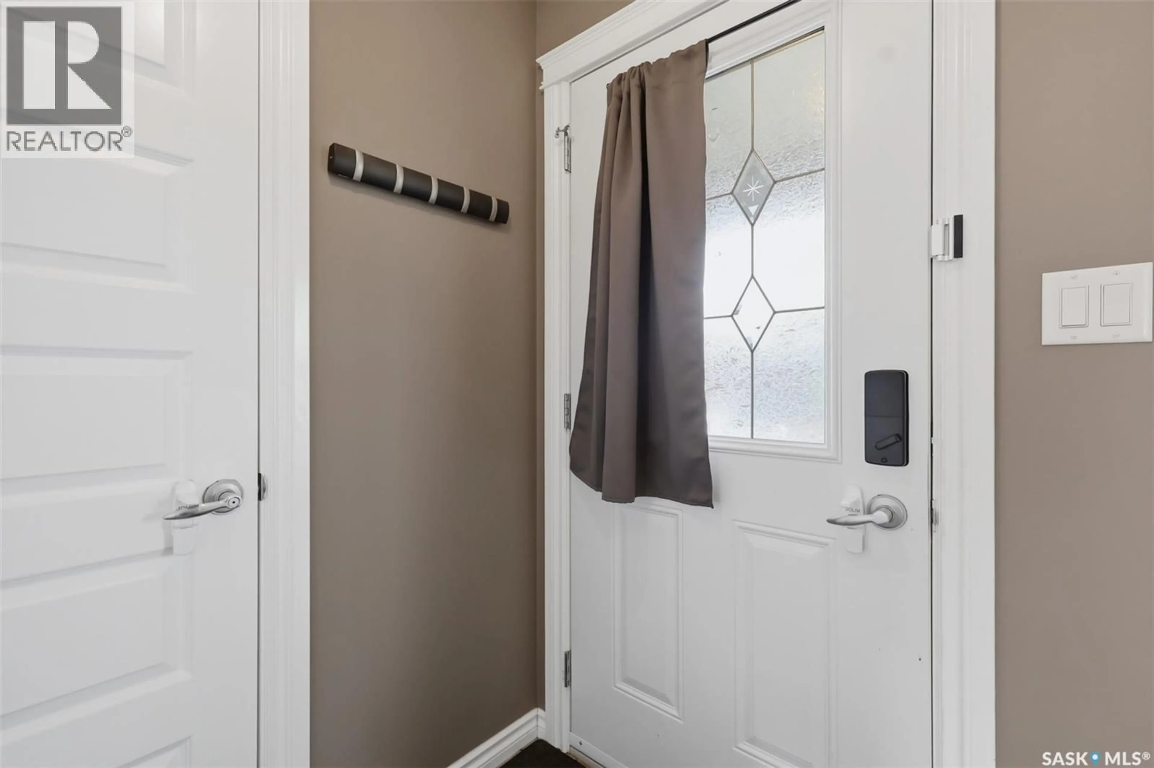 Indoor entryway for 518 KLASSEN CRESCENT, Saskatoon Saskatchewan S7R0G2