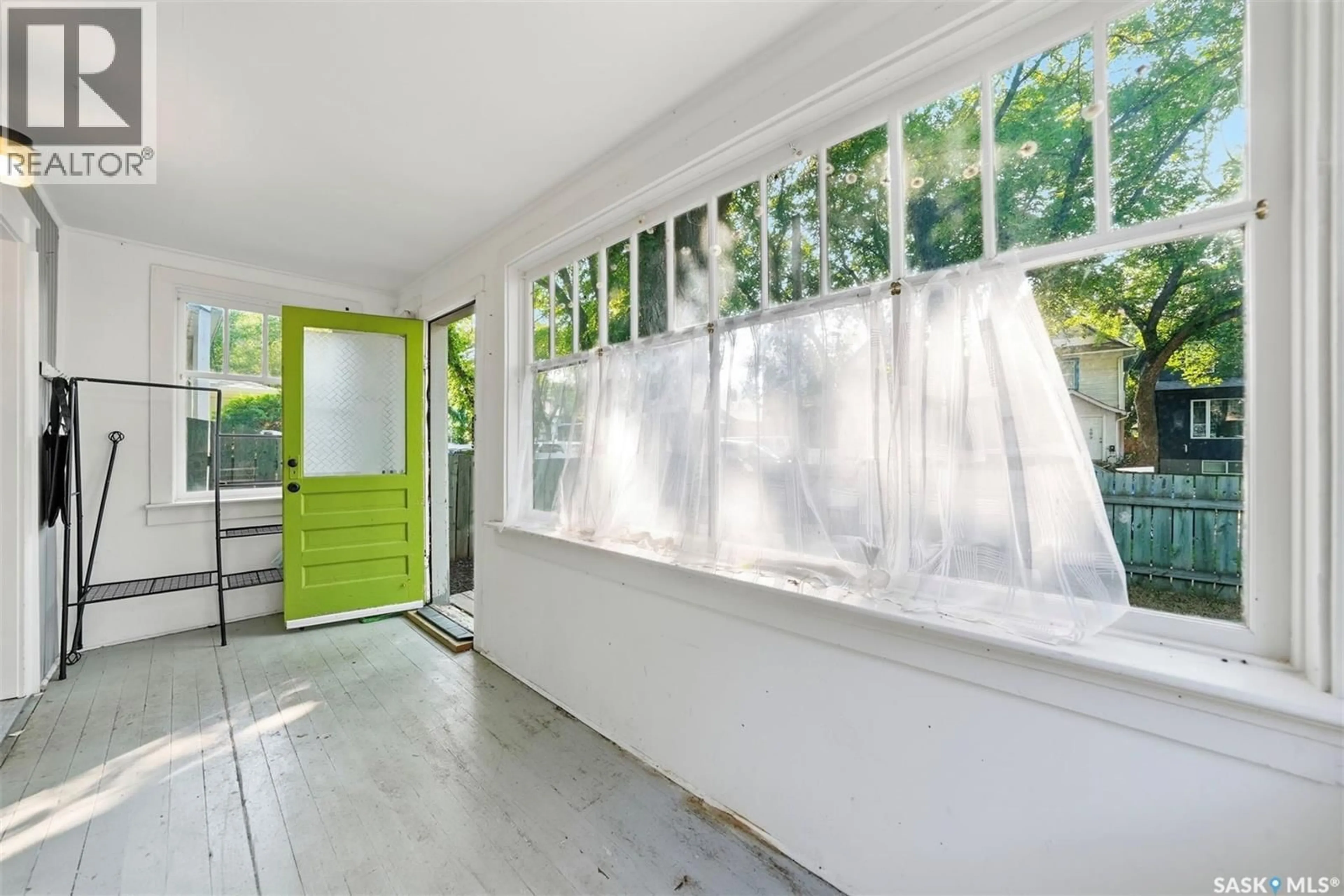 Indoor entryway for 408 E AVENUE S, Saskatoon Saskatchewan S7M1S3