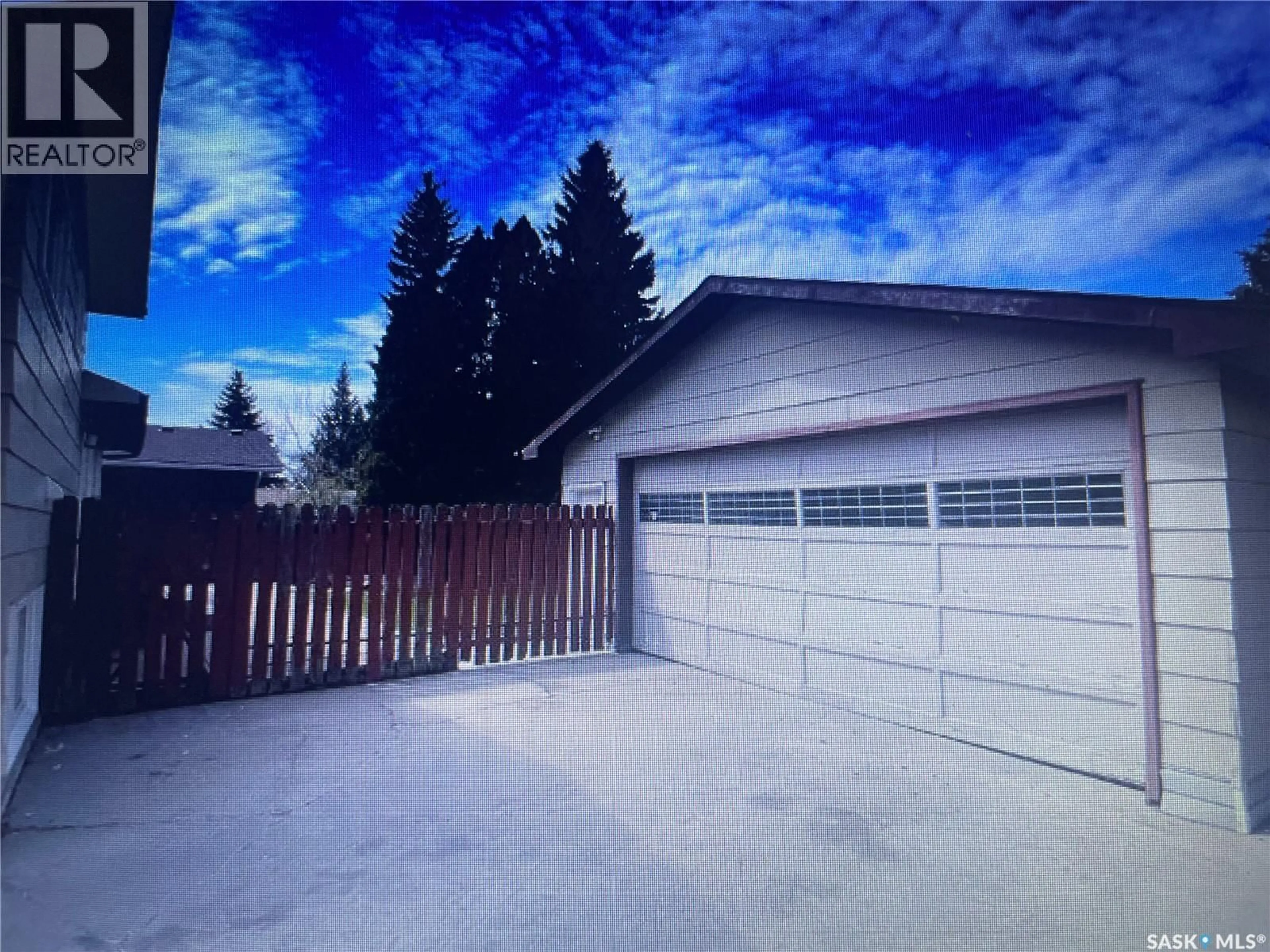 Indoor garage for 1510 MCKERCHER DRIVE, Saskatoon Saskatchewan S7H5J9
