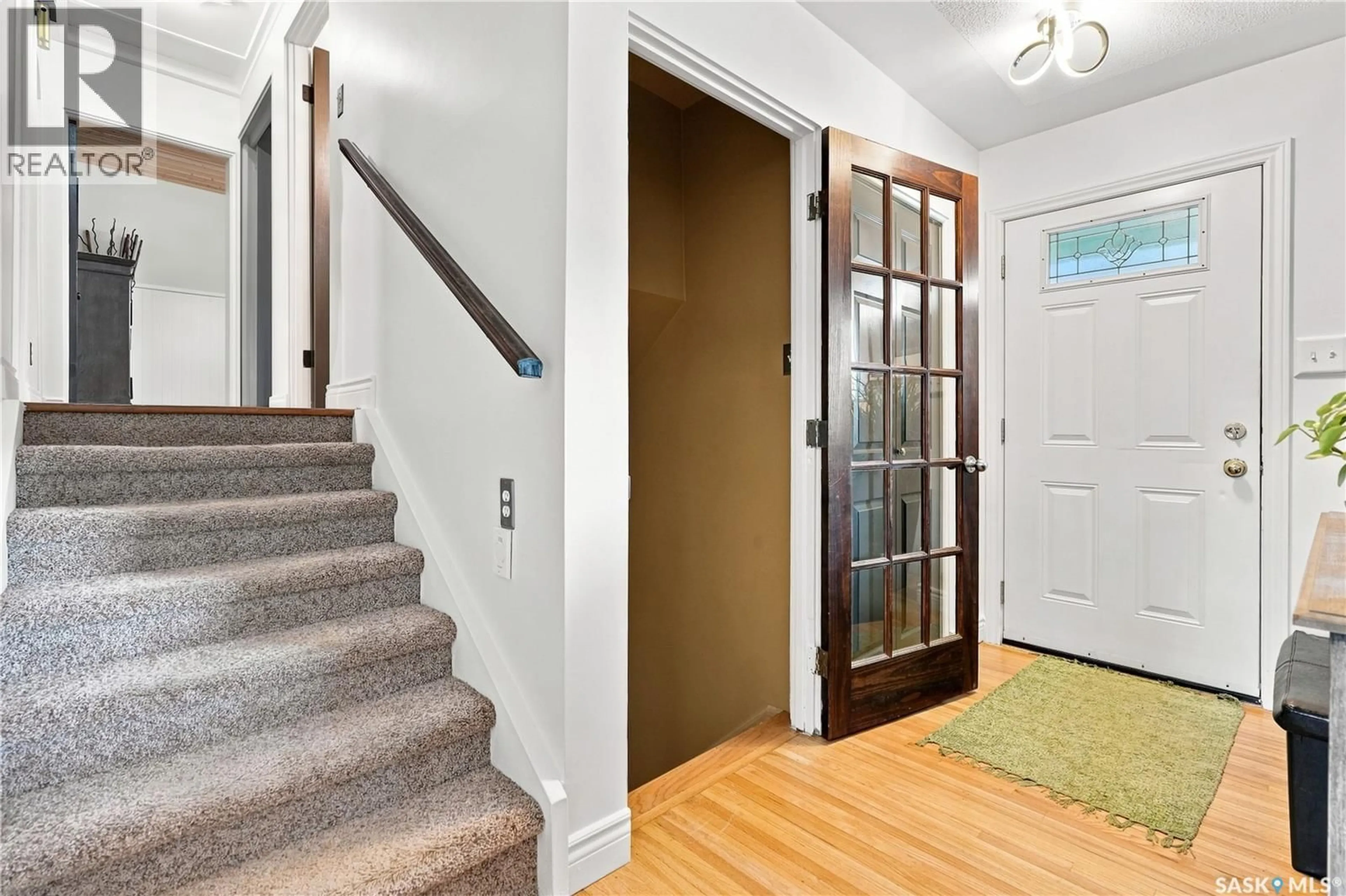 Indoor entryway for 2524 GRANT ROAD, Regina Saskatchewan S4S5E6