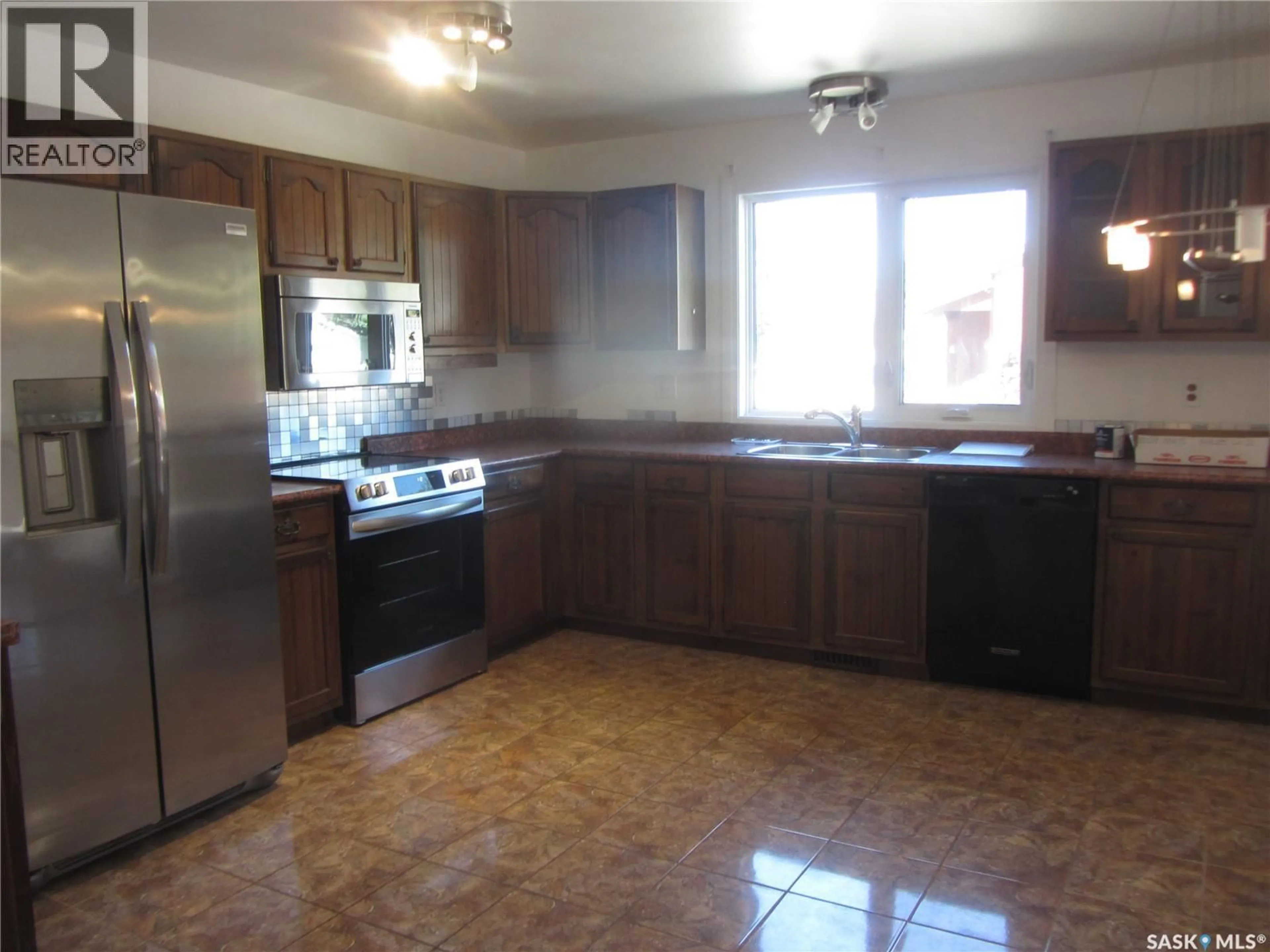 Standard kitchen, ceramic/tile floor for 603 CHRISTOPHER WAY, Saskatoon Saskatchewan S7J3S3