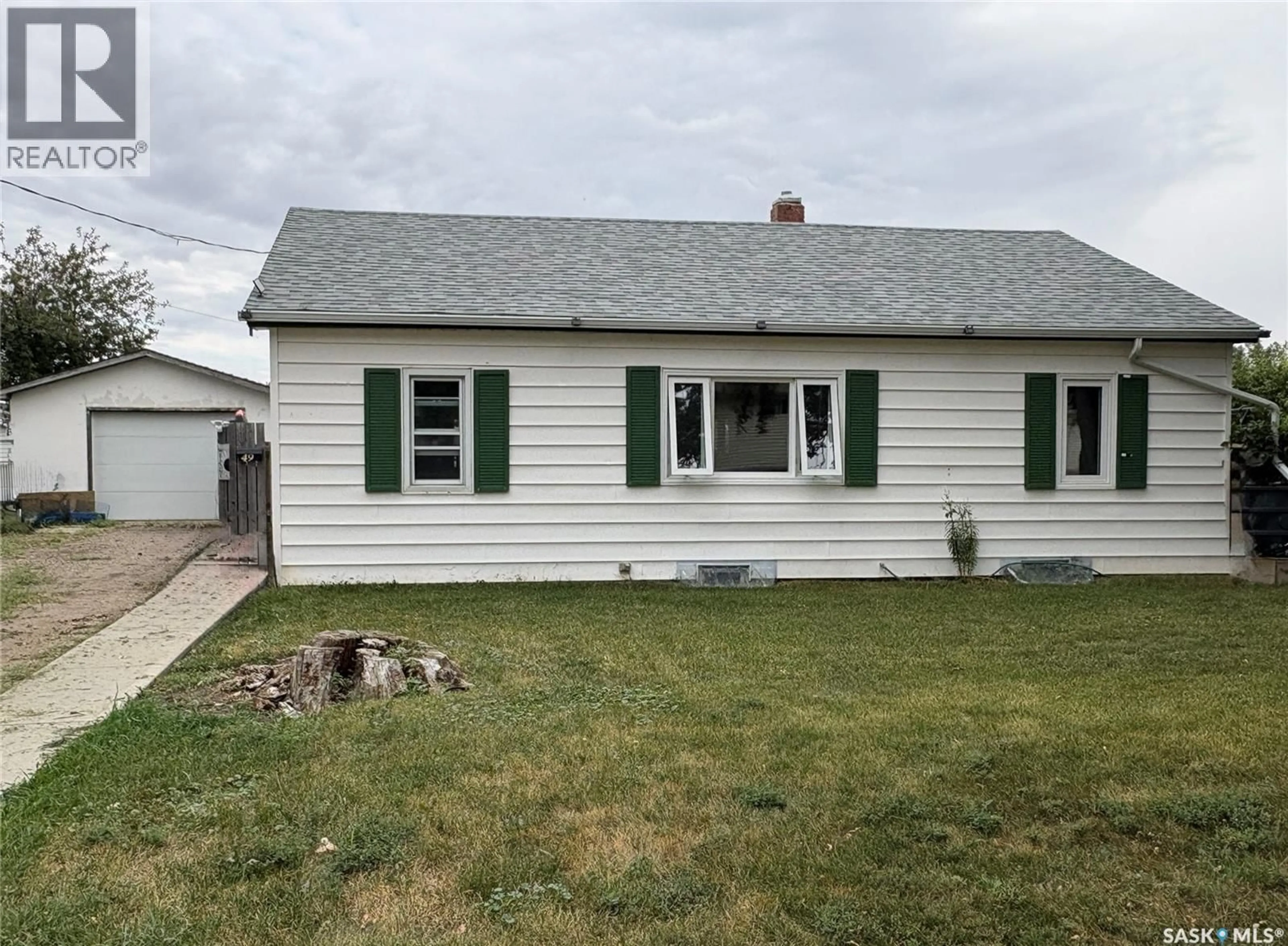 Home with vinyl exterior material, street for 49 14TH AVENUE, Swift Current Saskatchewan S9H3S3