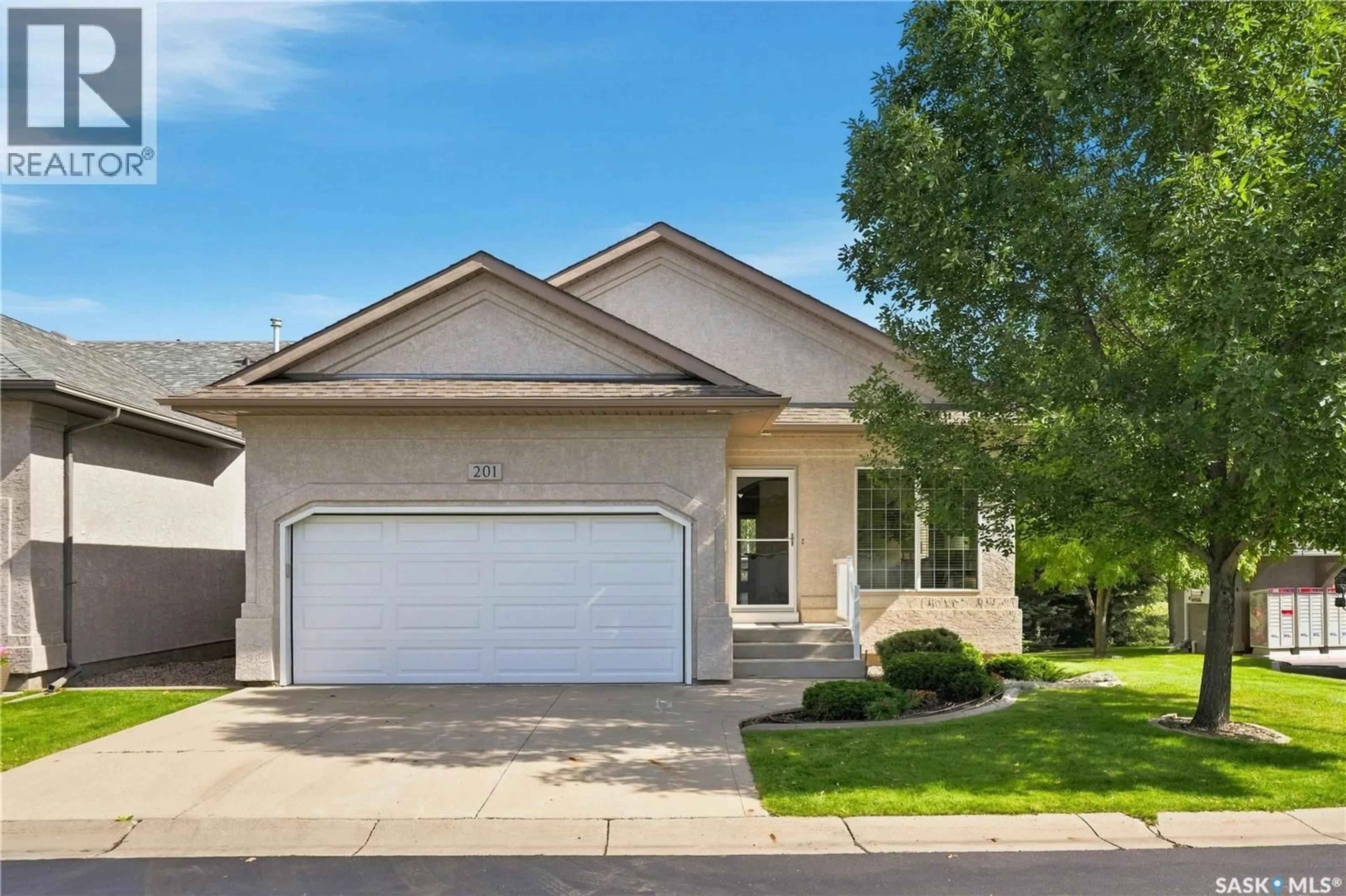 Home with vinyl exterior material, street for 201 802 HERITAGE CRESCENT, Saskatoon Saskatchewan S7H5T3