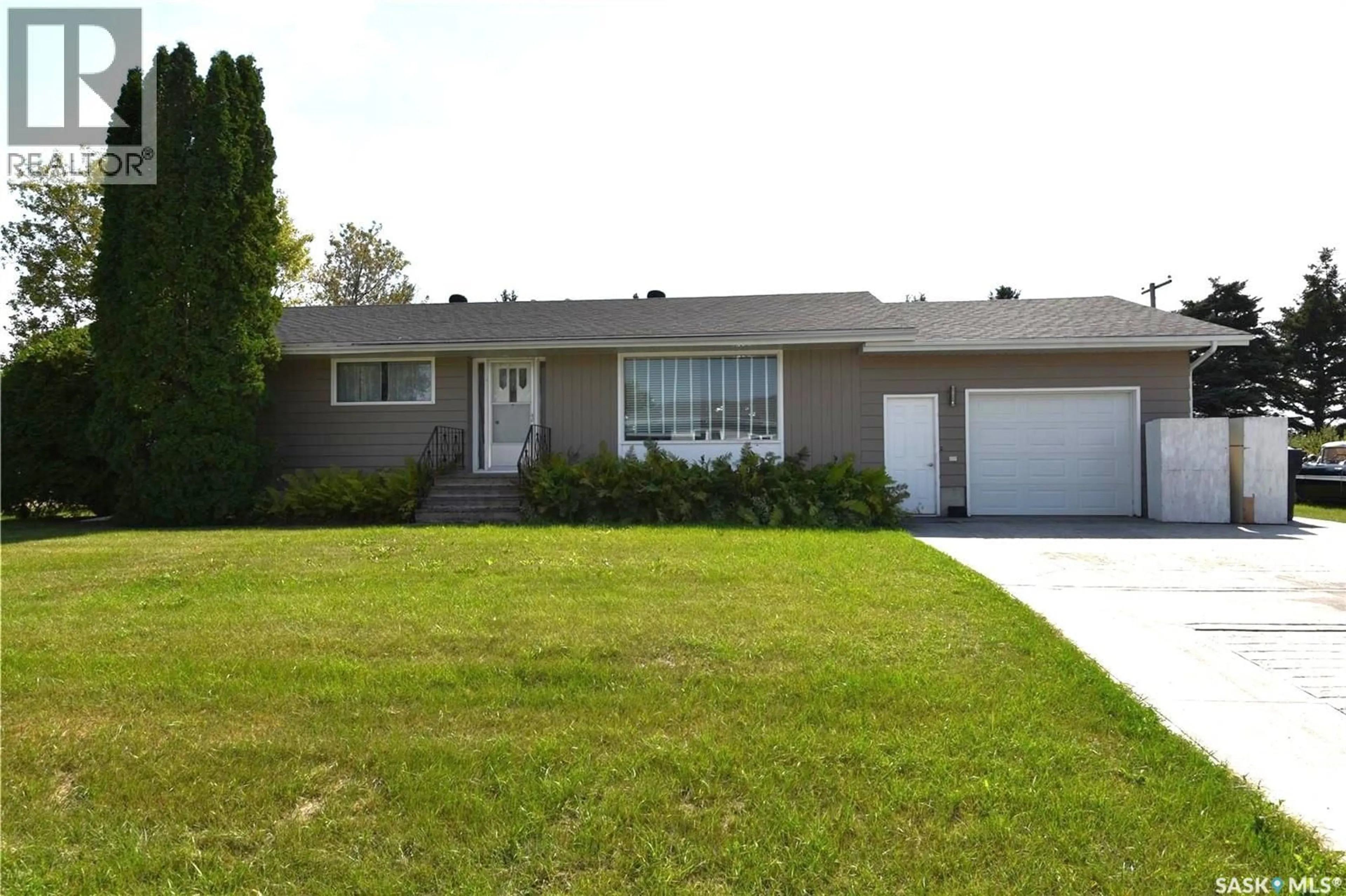 Home with vinyl exterior material, street for 614 10TH AVENUE, Nipawin Saskatchewan S0E1E0