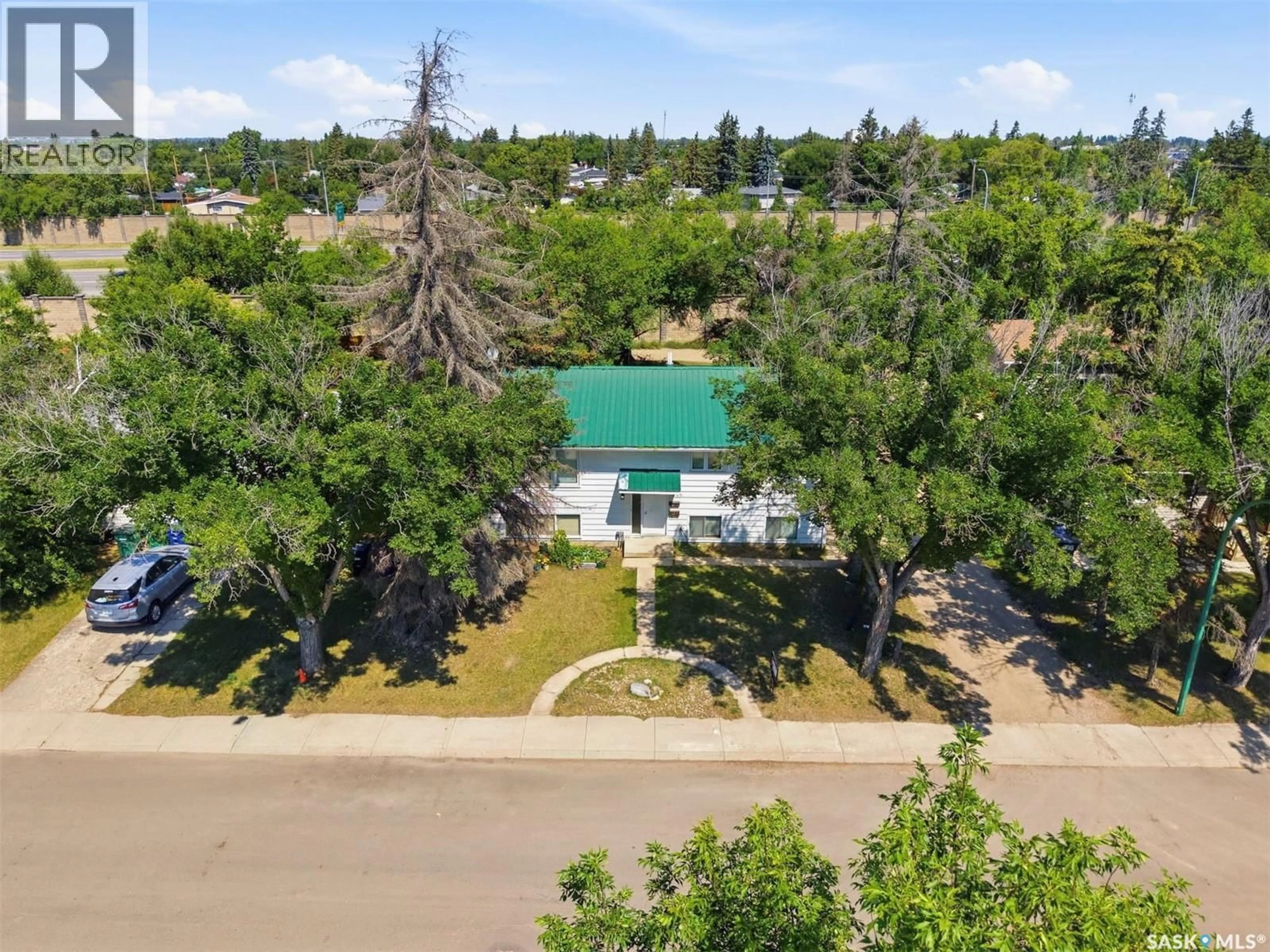 A pic from outside/outdoor area/front of a property/back of a property/a pic from drone, water/lake/river/ocean view for 206 CARLETON DRIVE, Saskatoon Saskatchewan S7H4C1