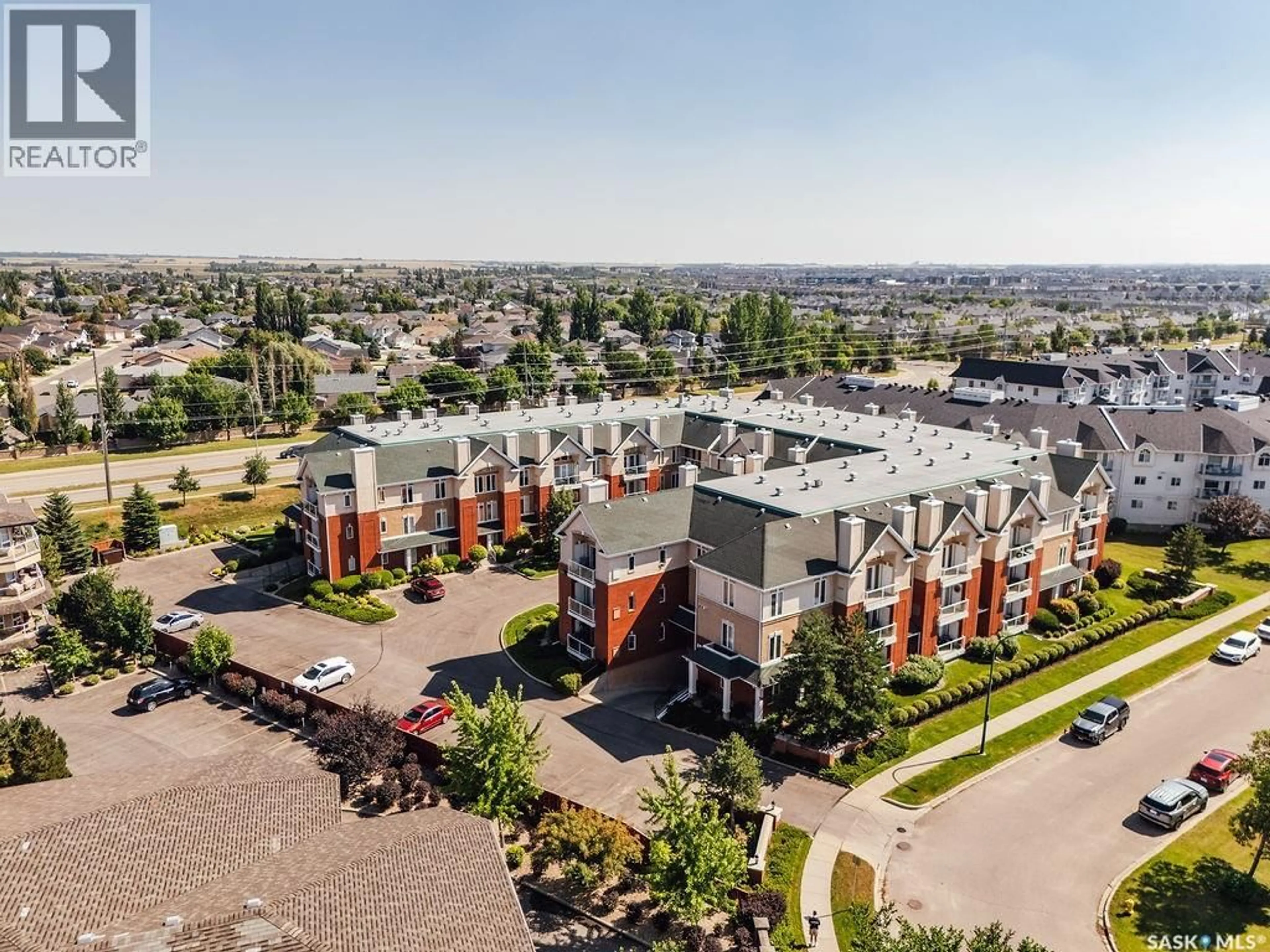 A pic from outside/outdoor area/front of a property/back of a property/a pic from drone, unknown for 928 - 214 HERITAGE VIEW, Saskatoon Saskatchewan S7H5T7