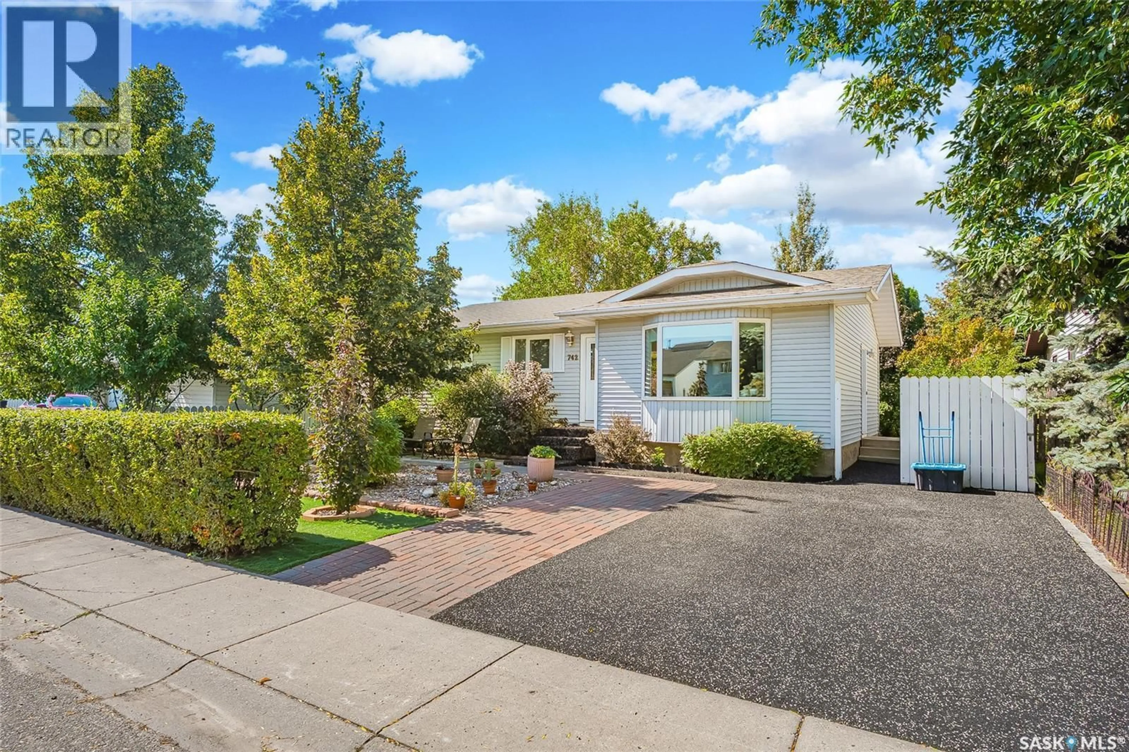 Home with vinyl exterior material, street for 742 KLASSEN BAY, Martensville Saskatchewan S0K2T2