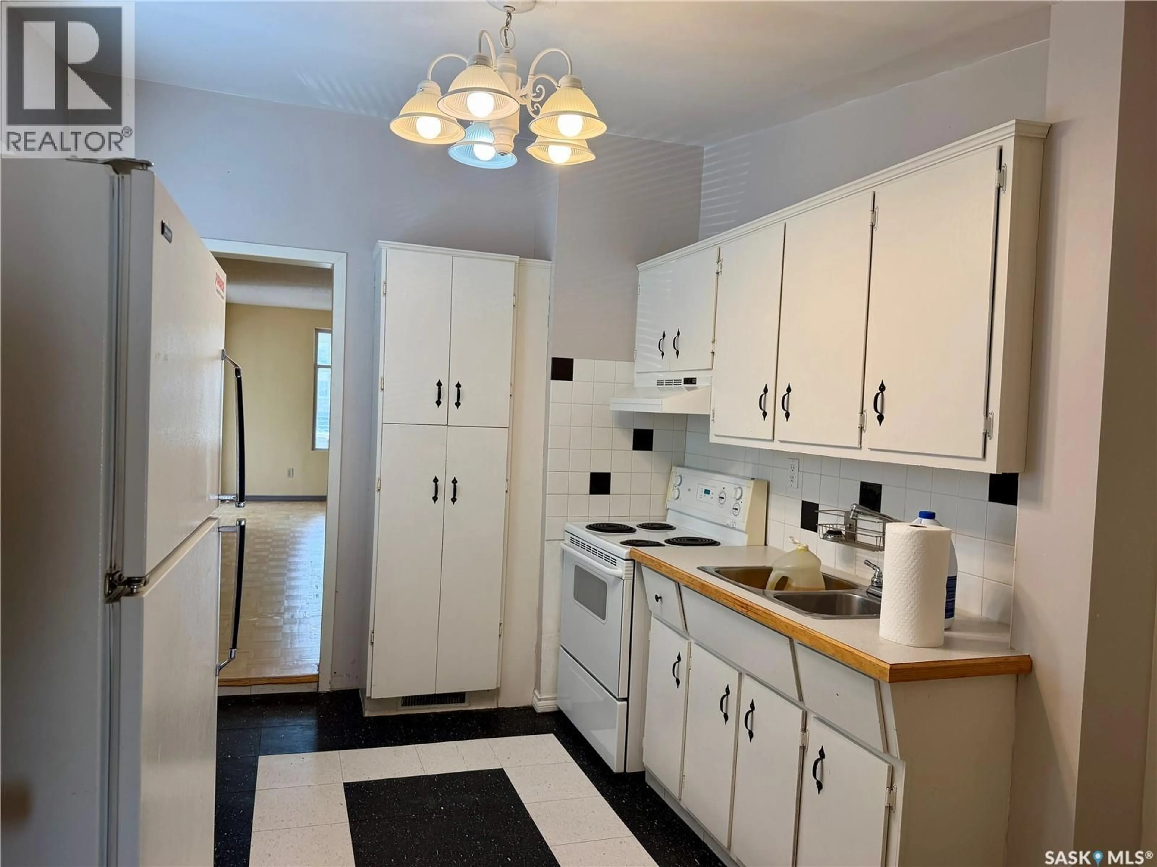 Standard kitchen, ceramic/tile floor for 553 2ND AVENUE, Swift Current Saskatchewan S9H0R1