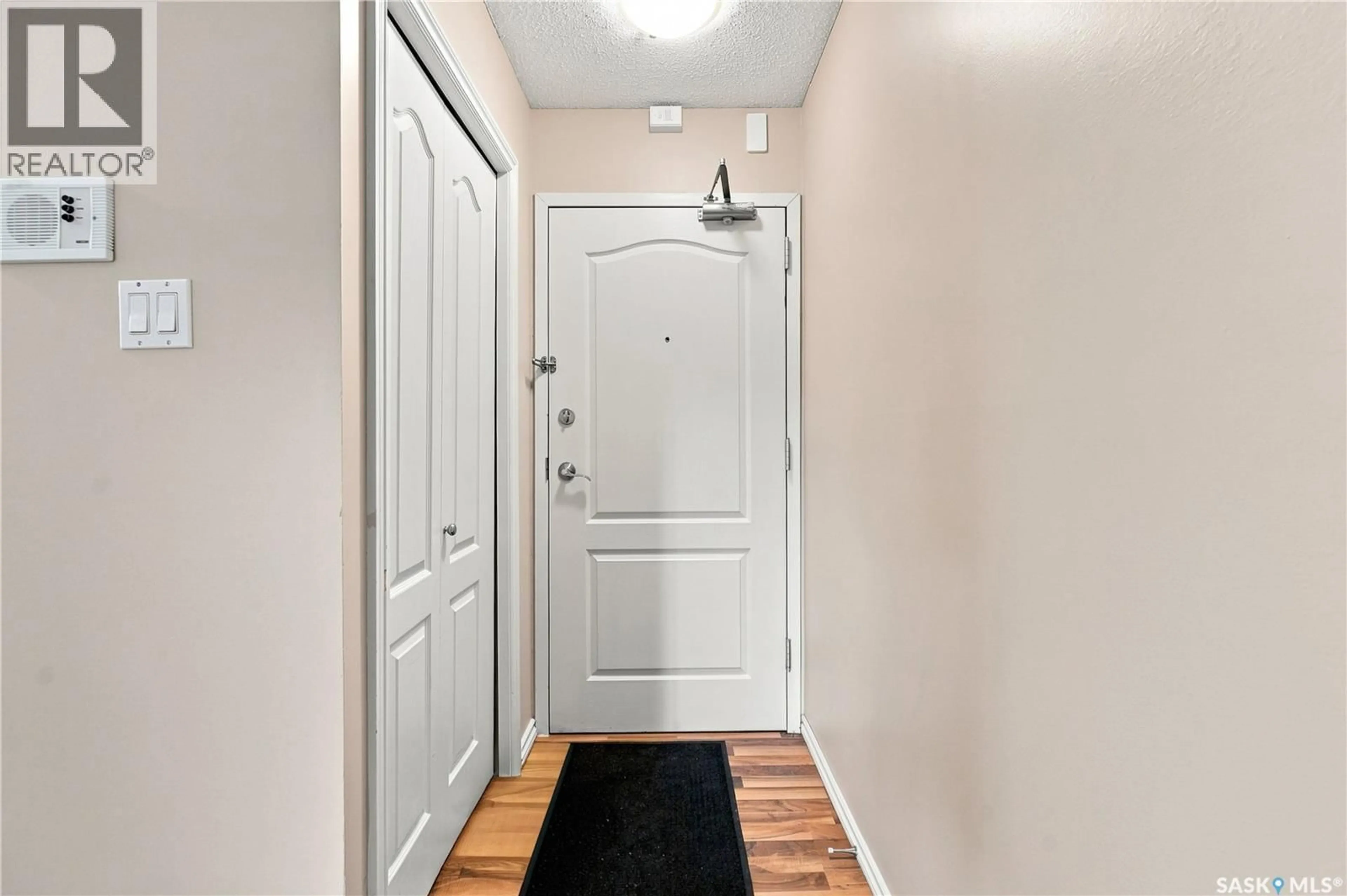 Indoor entryway for 207E - 1121 MCKERCHER DRIVE, Saskatoon Saskatchewan S7H5B8