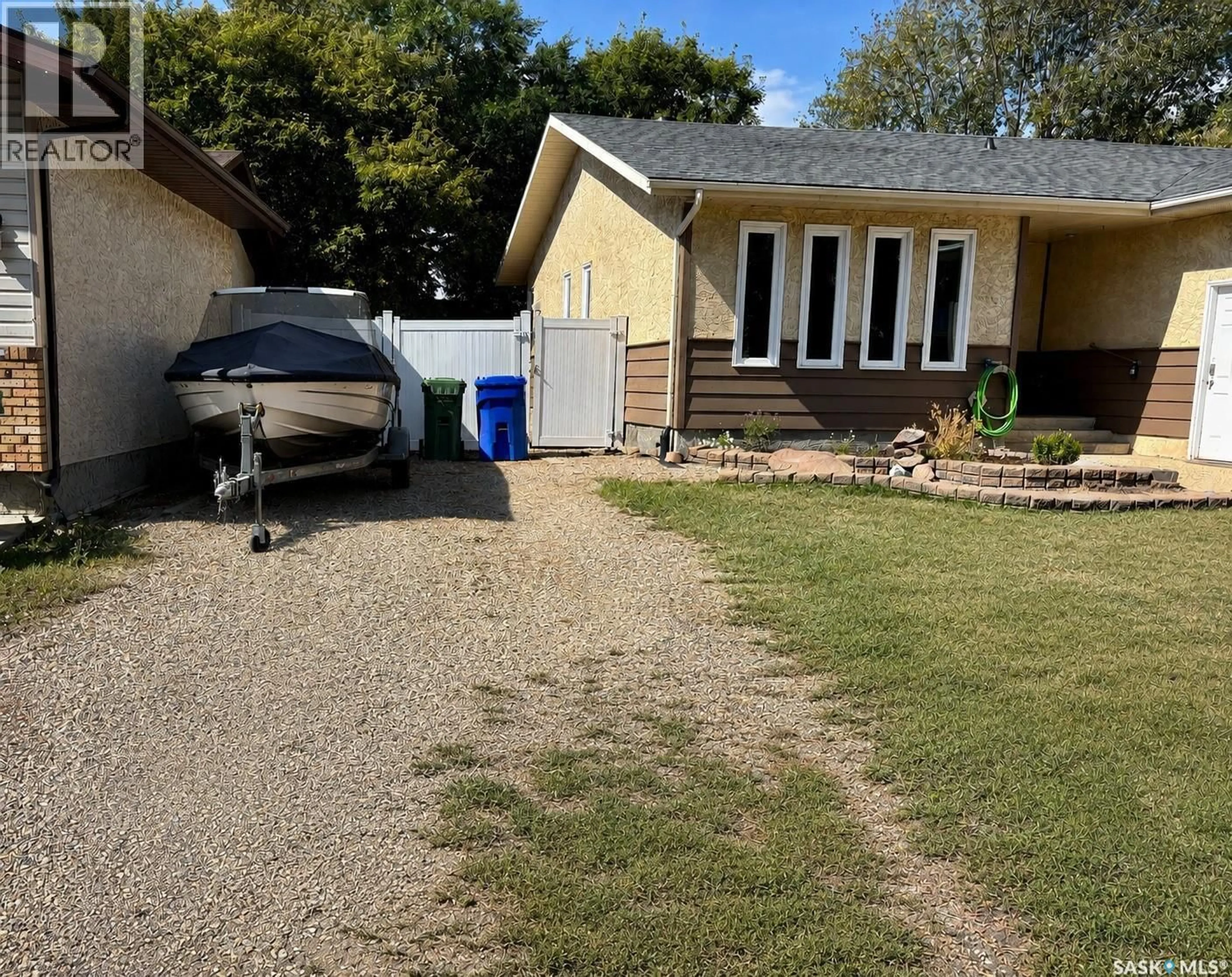 A pic from outside/outdoor area/front of a property/back of a property/a pic from drone, street for 1214 DEVONSHIRE DRIVE, Regina Saskatchewan S4X3E1
