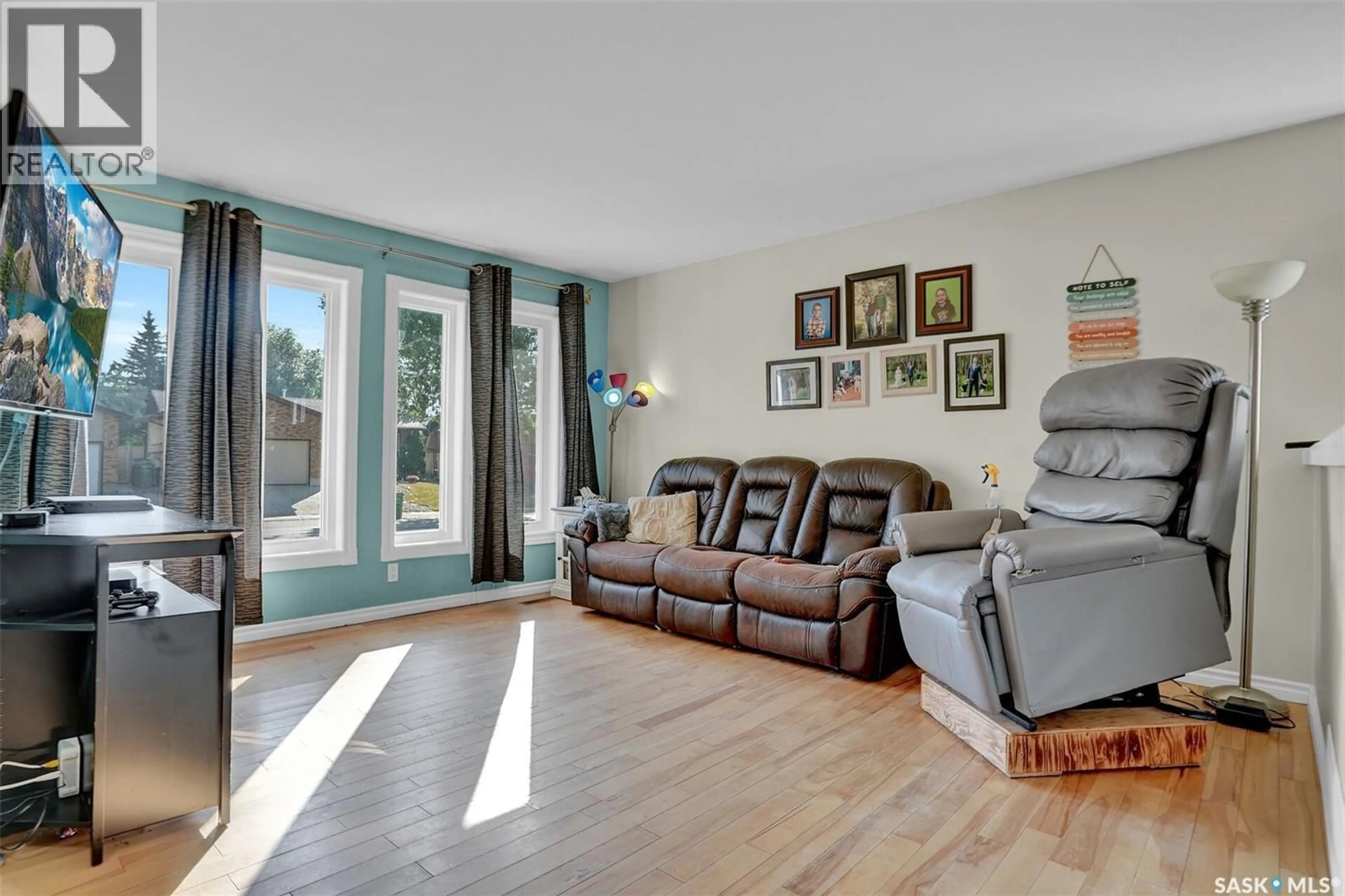Living room with furniture, unknown for 1214 DEVONSHIRE DRIVE, Regina Saskatchewan S4X3E1