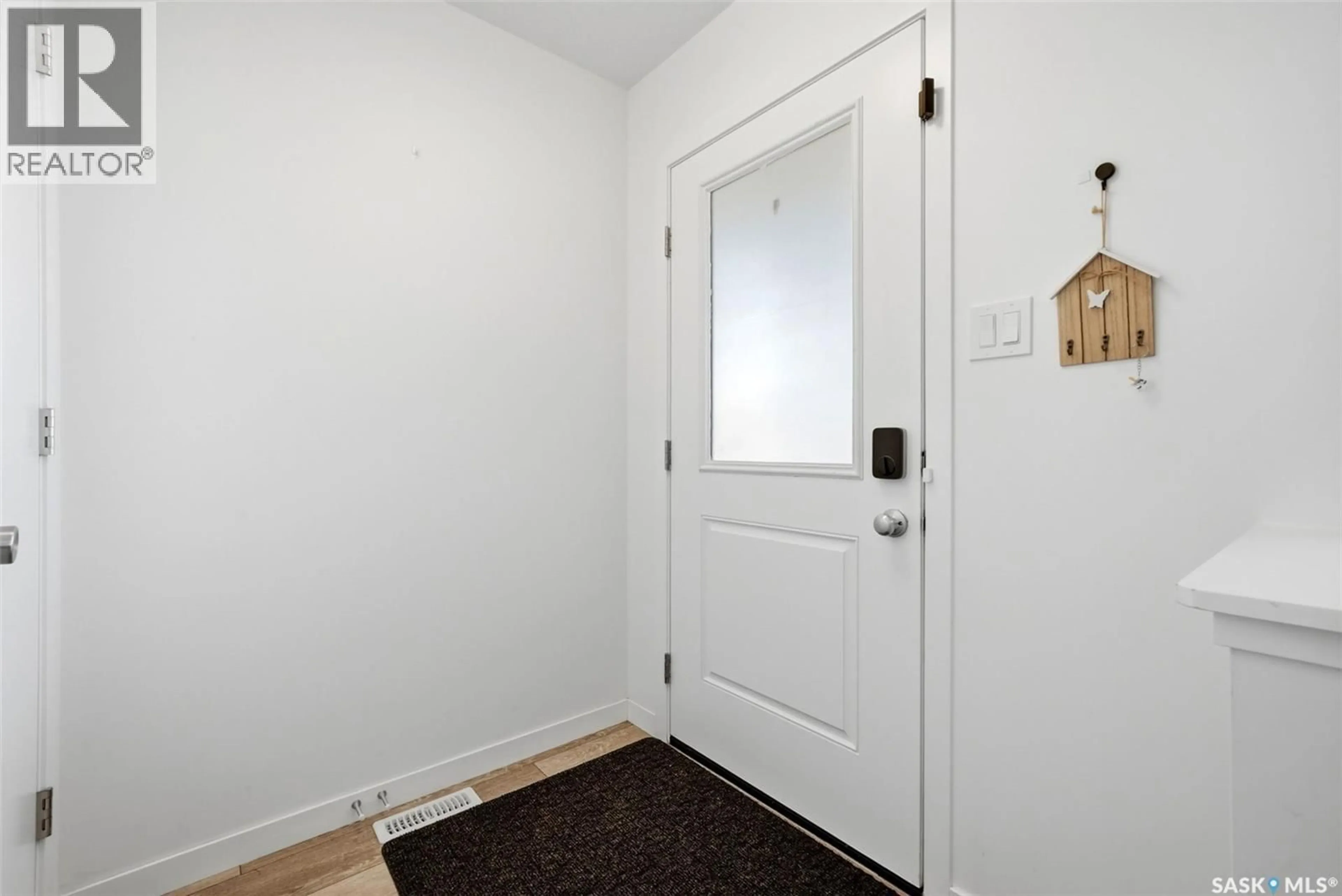 Indoor entryway for 5127 KAUFMAN AVENUE, Regina Saskatchewan S4V3W3