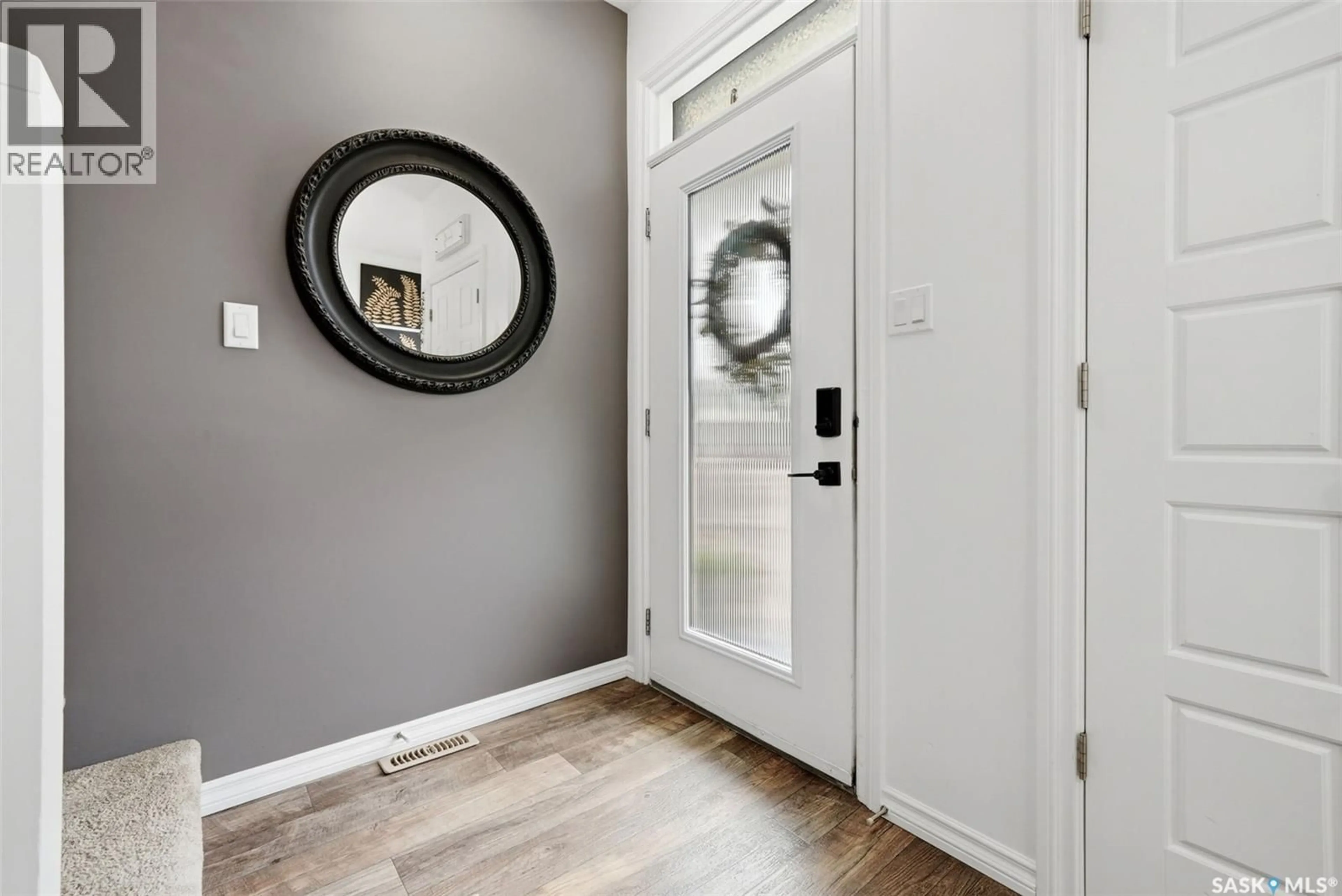 Indoor entryway for 109 - 3229 ELGAARD DRIVE, Regina Saskatchewan S4X0L2