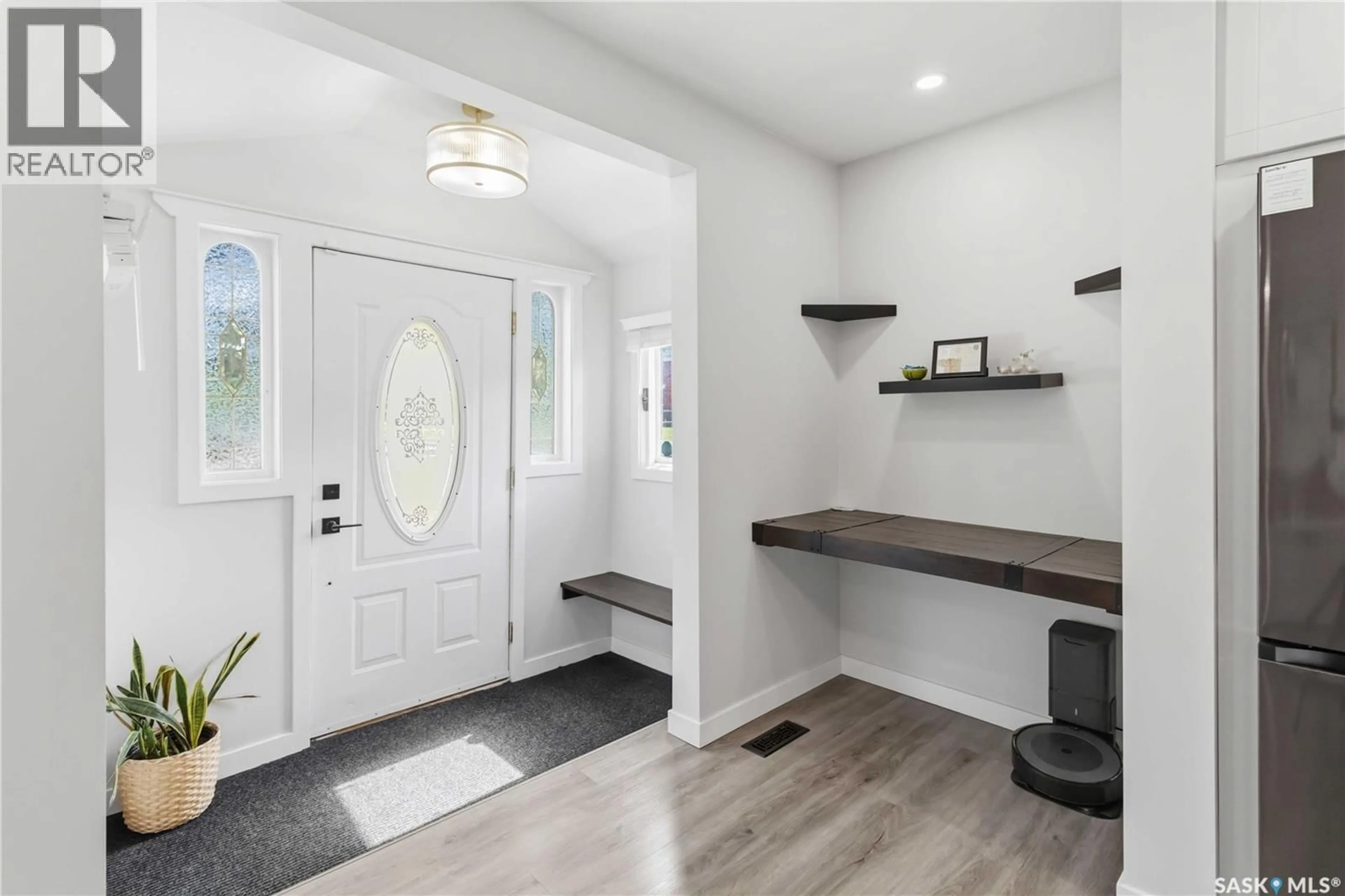 Indoor entryway for 639 L AVENUE S, Saskatoon Saskatchewan S7M2H6