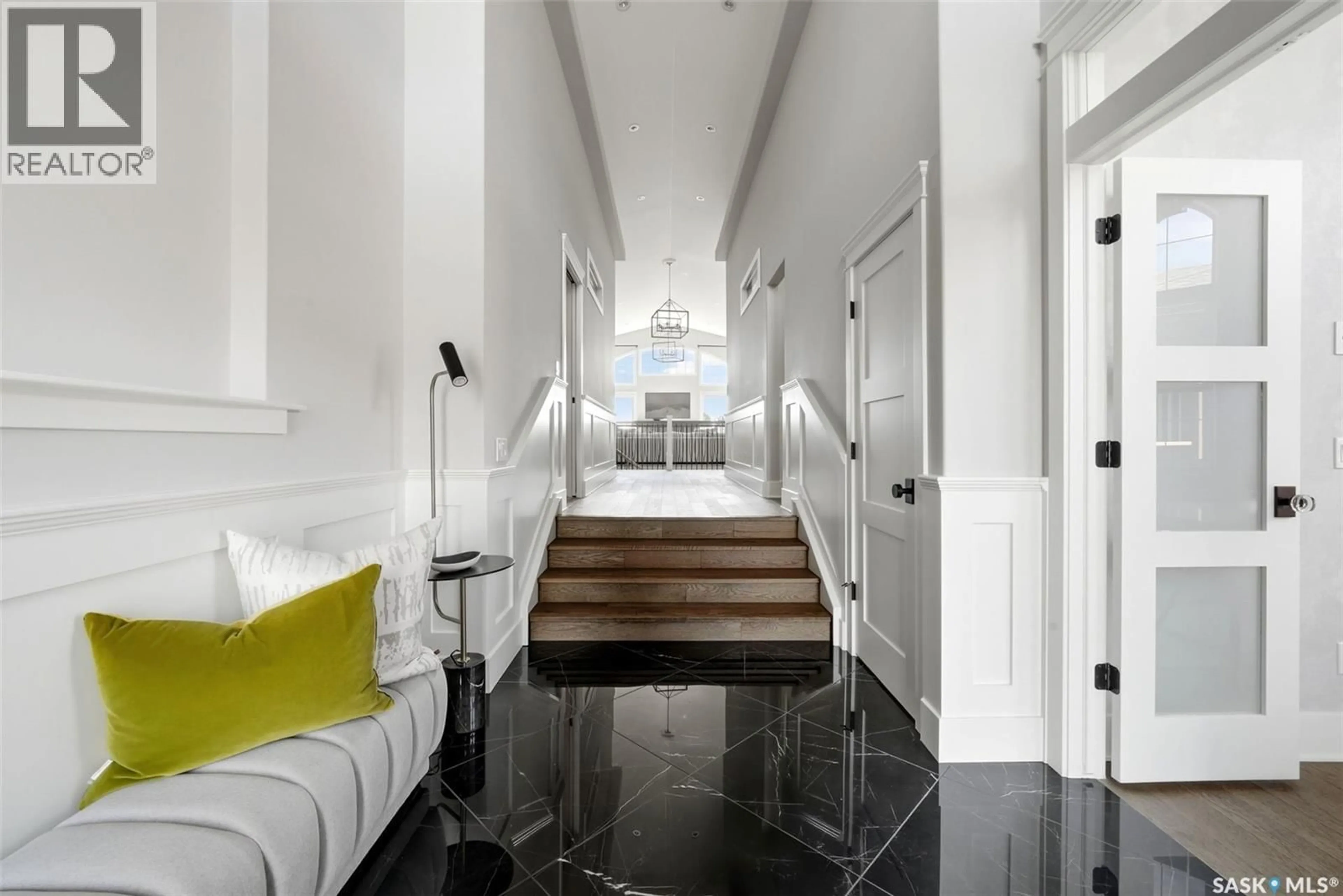 Indoor foyer for 2435 LINNER BAY, Regina Saskatchewan S4V1K3