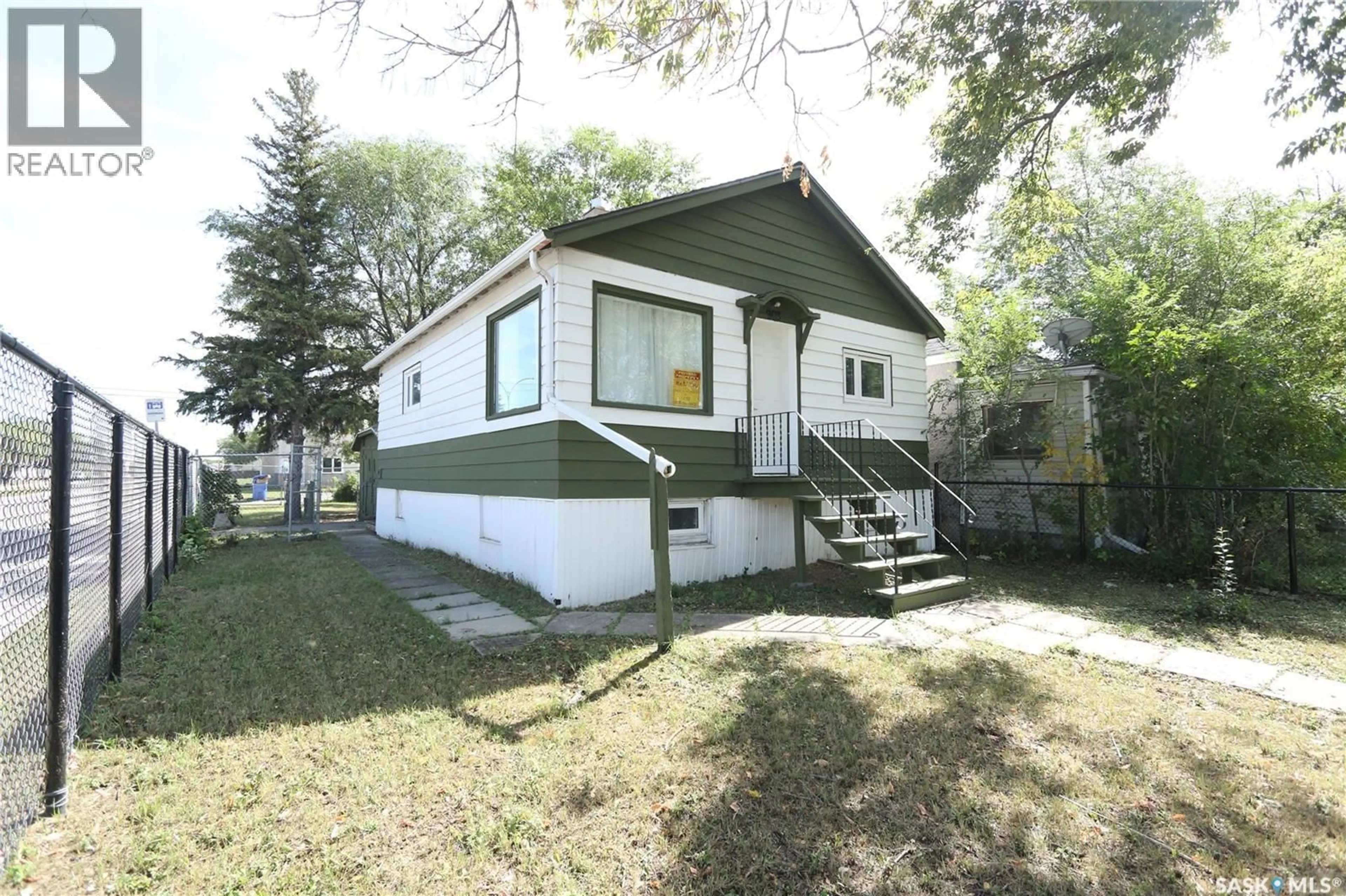 Home with vinyl exterior material, street for 903 ROBINSON STREET, Regina Saskatchewan S4T2M6