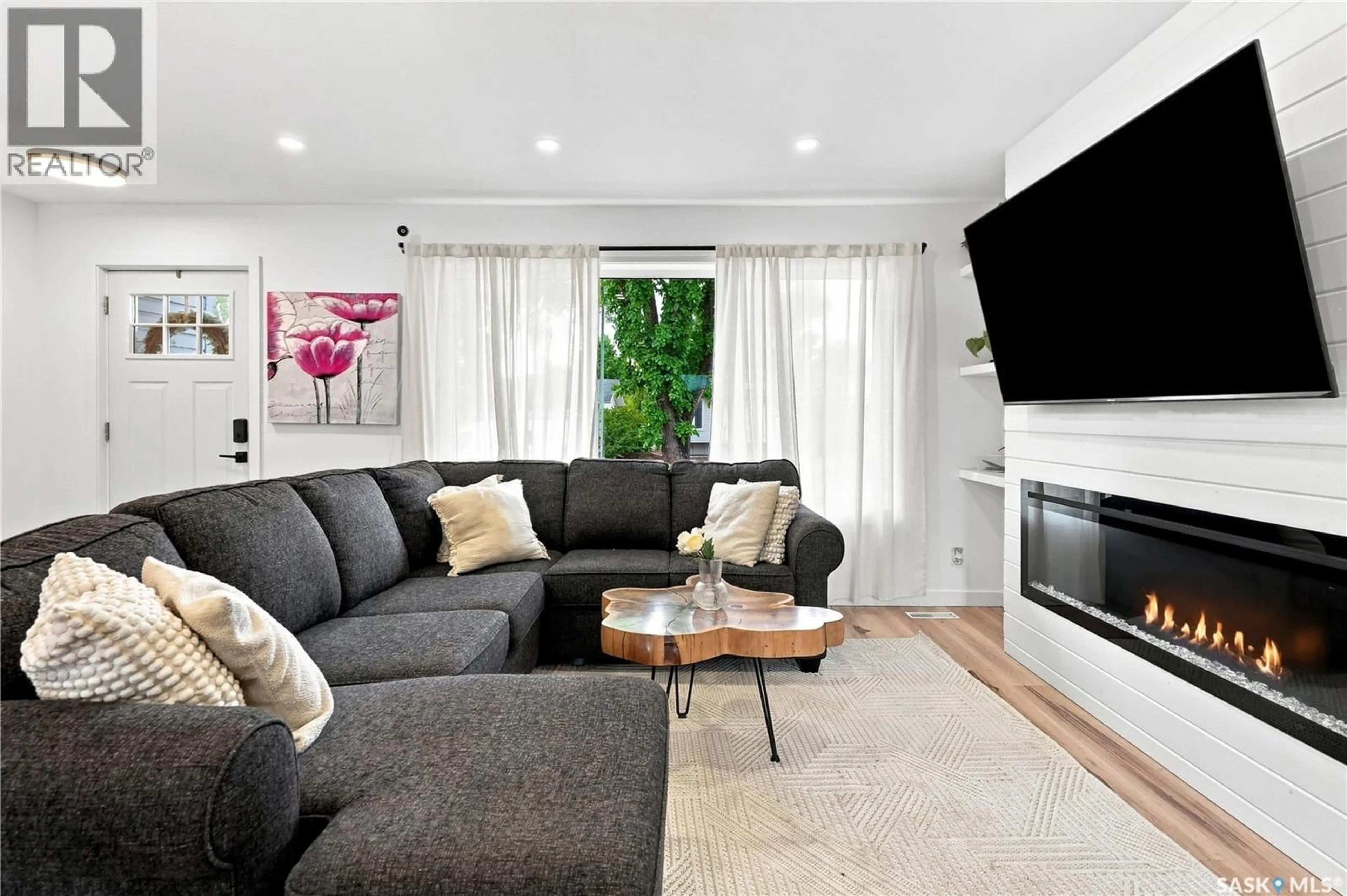 Living room with furniture, unknown for 15 RENDEK CRESCENT, Regina Saskatchewan S4X1H7