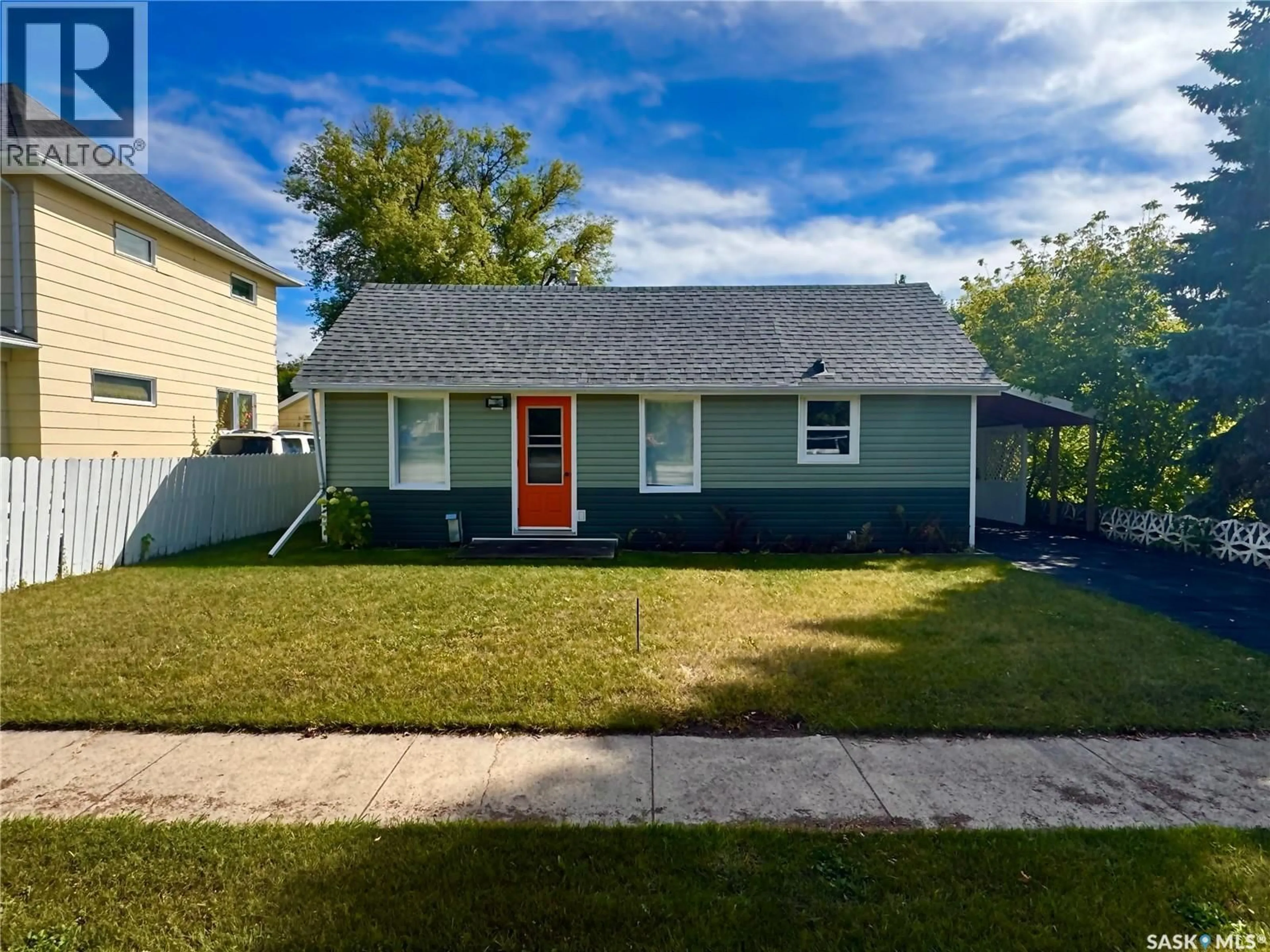 Home with vinyl exterior material, street for 211 VALLEY STREET, Strasbourg Saskatchewan S0G4V0