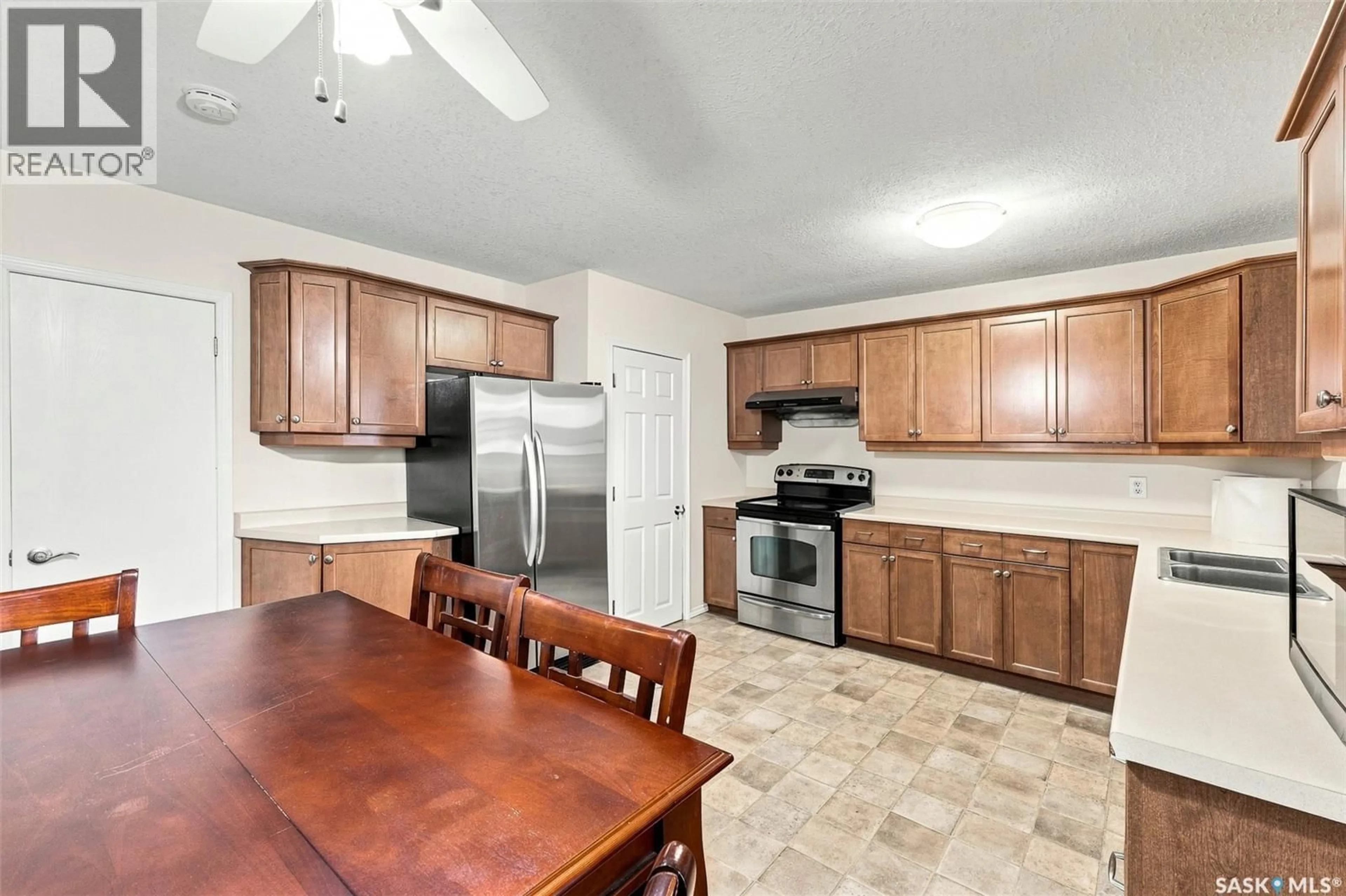 Open concept kitchen, unknown for 1520 UHRICH AVENUE, Regina Saskatchewan S4S4R5