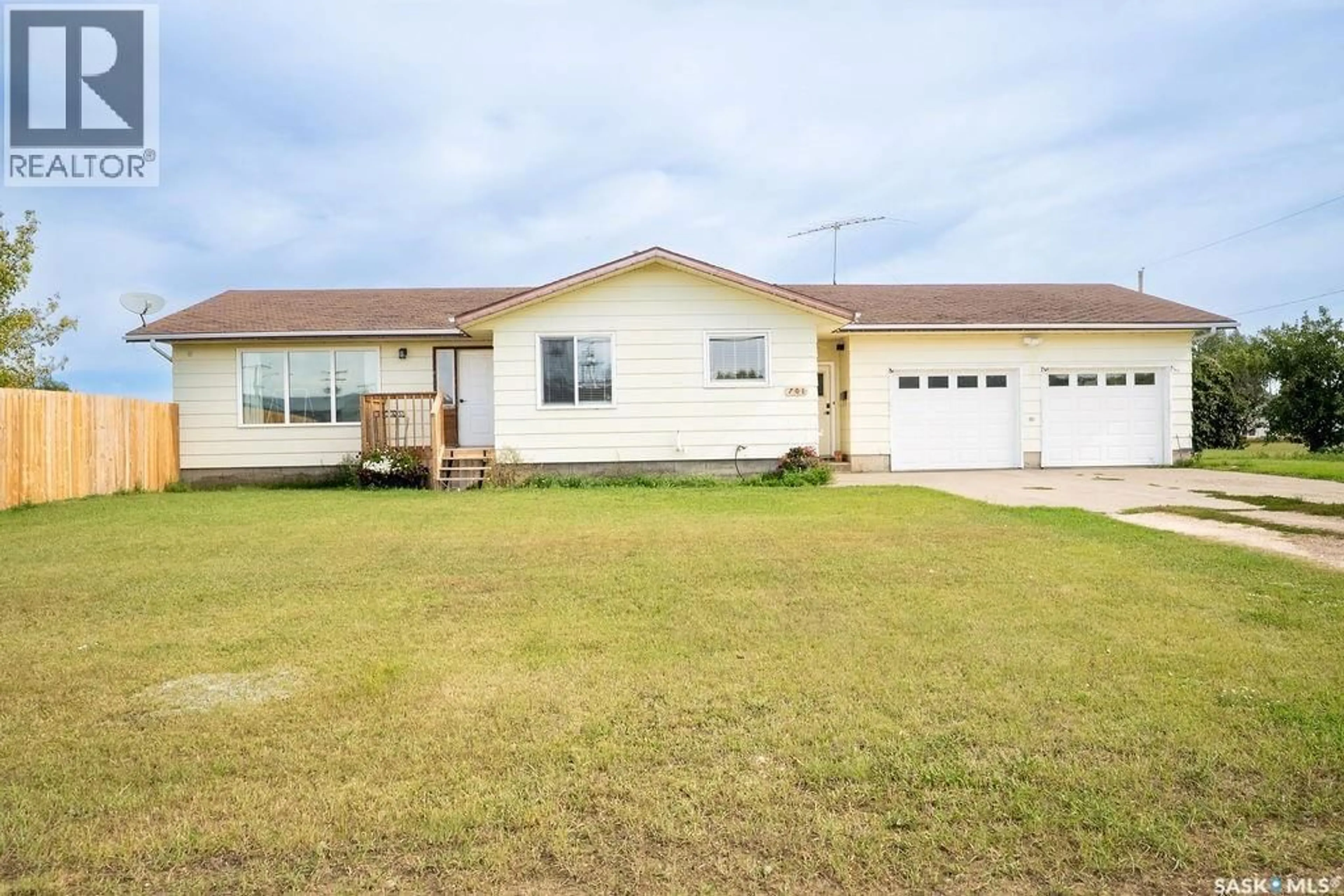 A pic from outside/outdoor area/front of a property/back of a property/a pic from drone, unknown for 701 1ST STREET, Hanley Saskatchewan S0G2E0