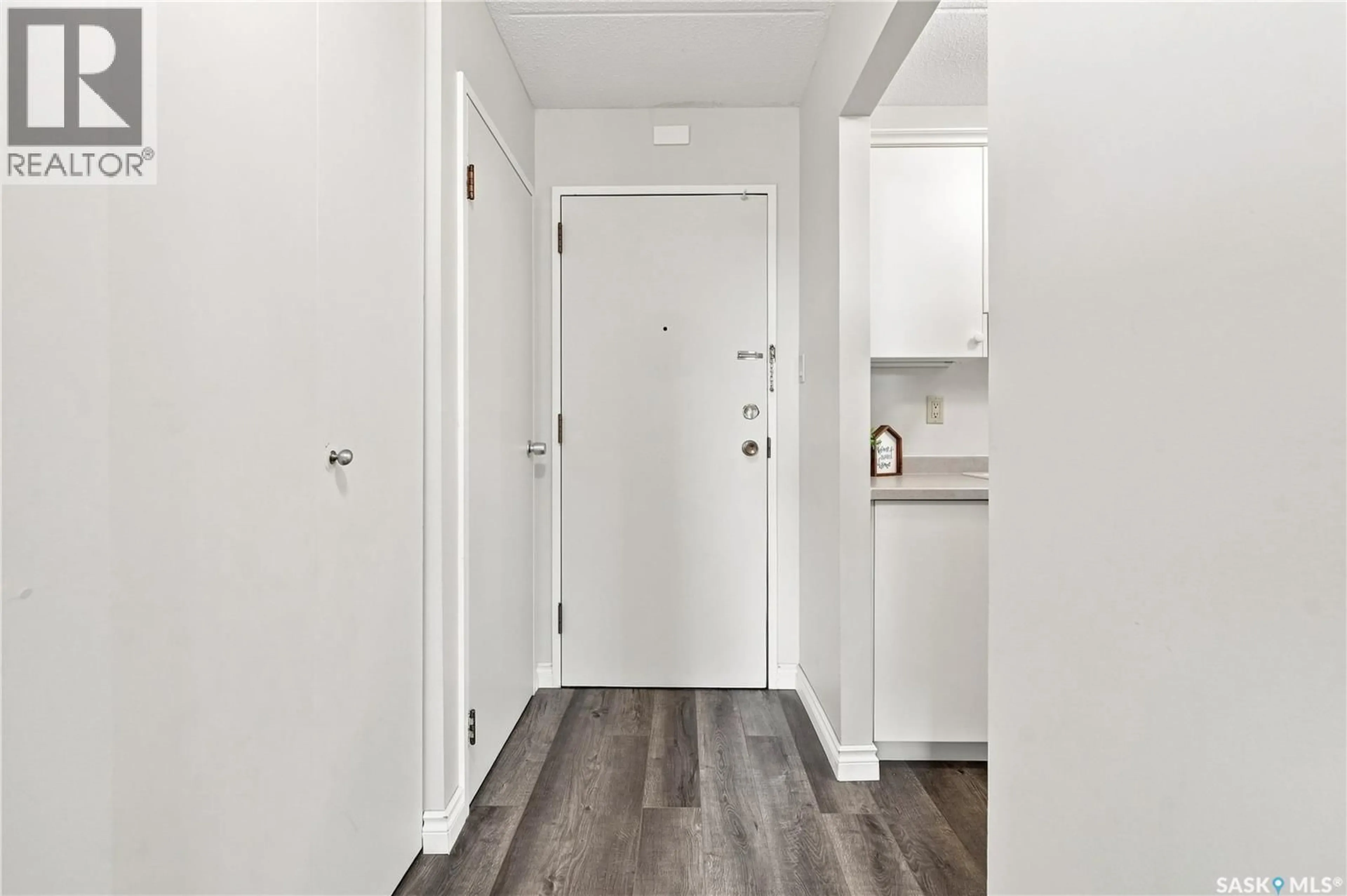 Indoor entryway for 208 - 2830 GORDON ROAD, Regina Saskatchewan S4S6A1