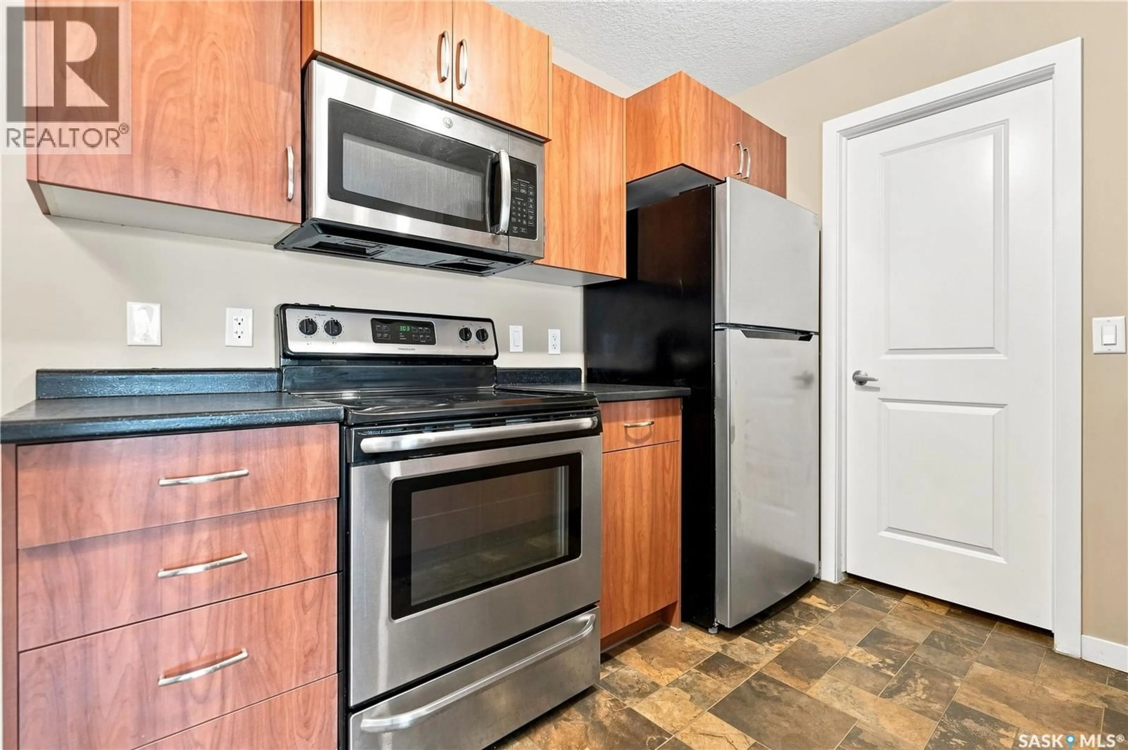 Standard kitchen, unknown for 163 5075 JAMES HILL ROAD, Regina Saskatchewan S4W0C2