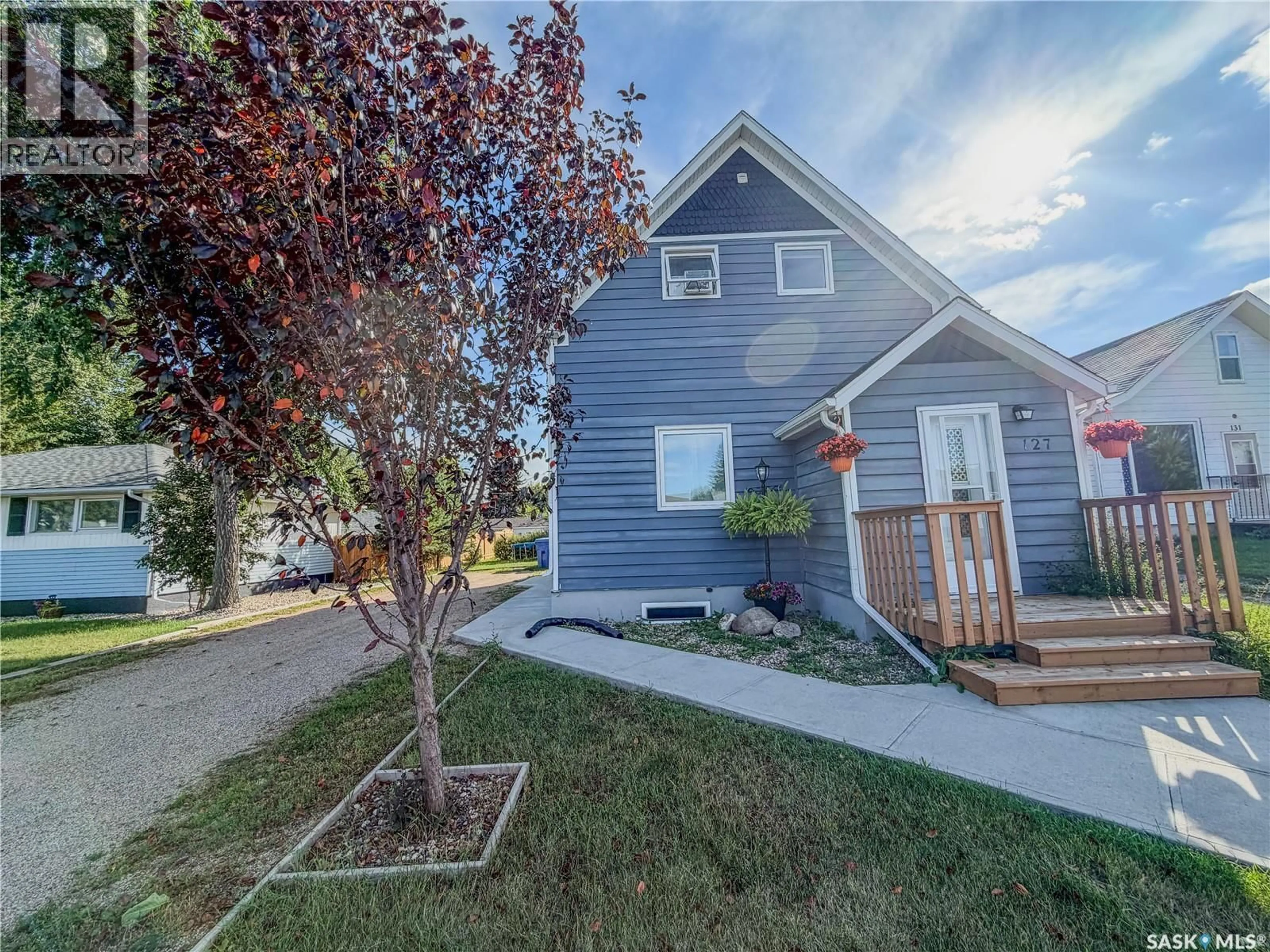 Home with vinyl exterior material, street for 127 10TH AVENUE, Melville Saskatchewan S0A2P0