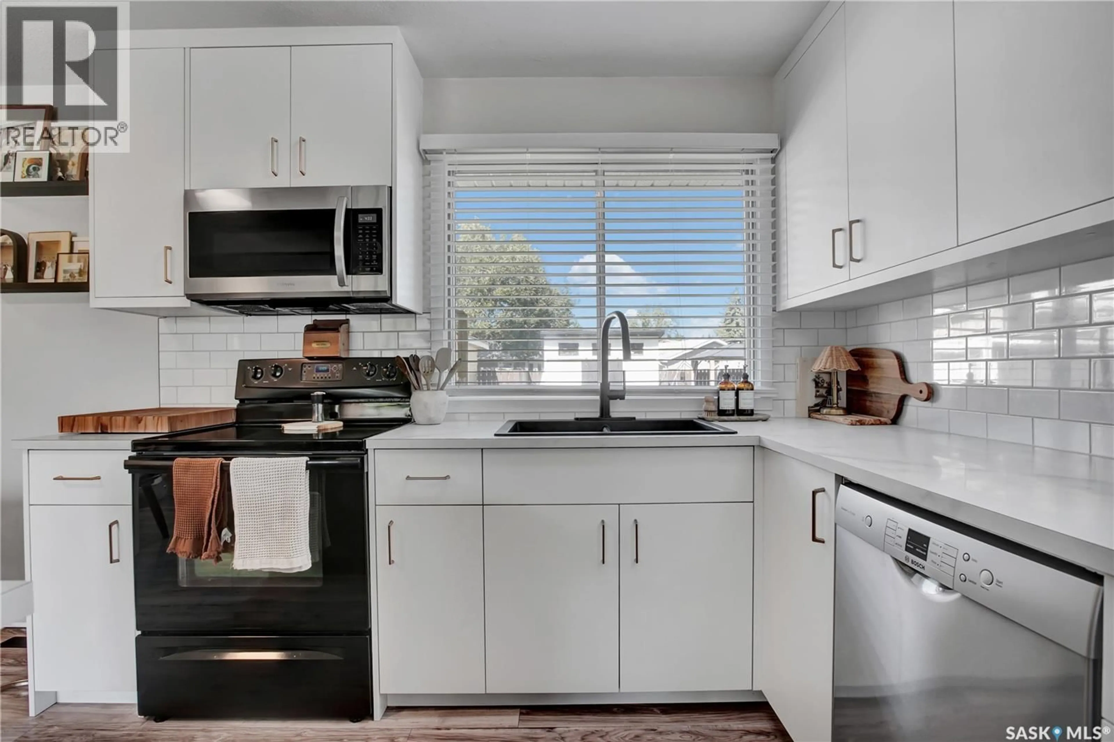 Standard kitchen, unknown for 2002 RICHARDSON ROAD, Saskatoon Saskatchewan S7L4B7
