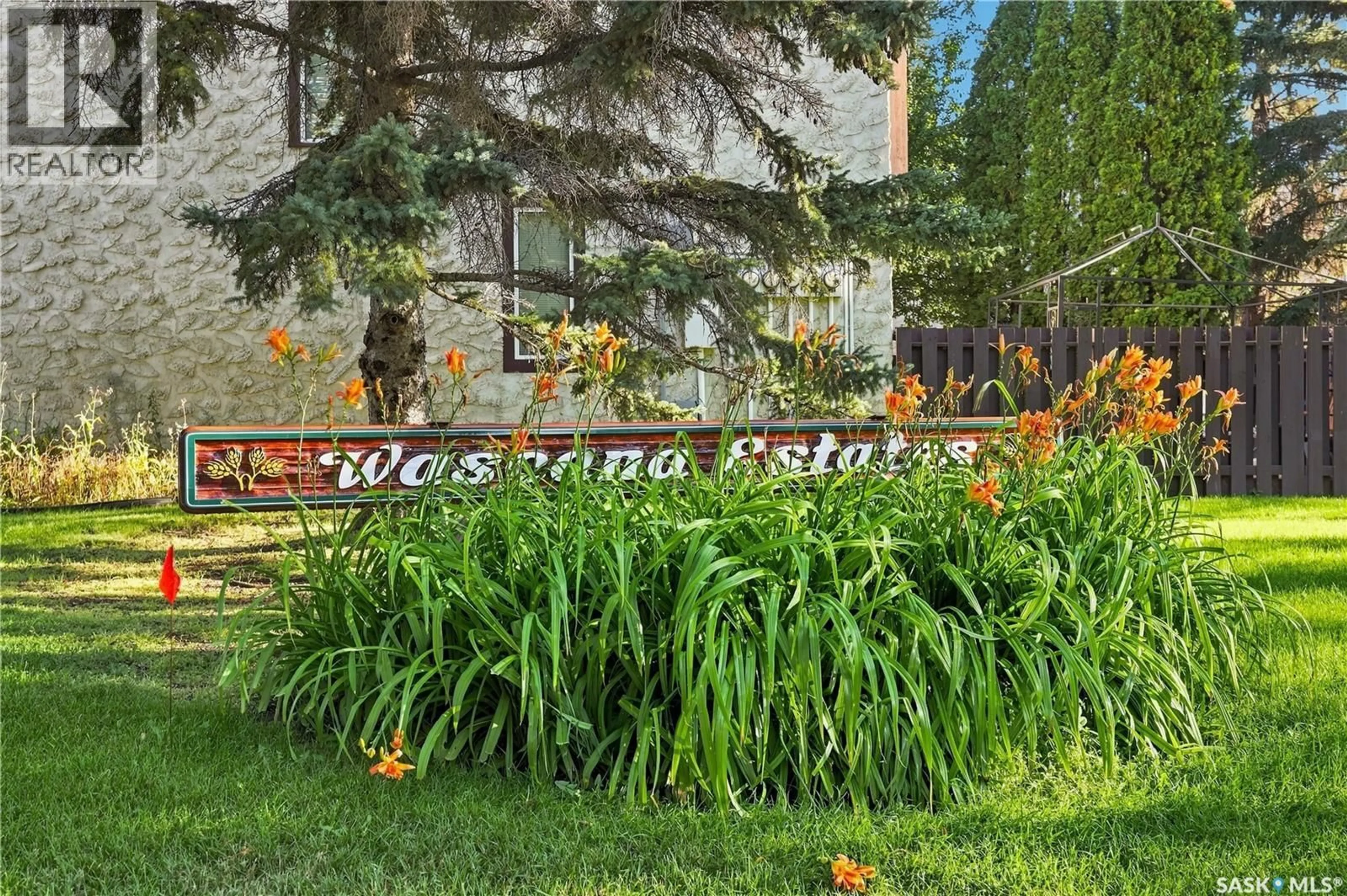 Patio, street for 48 CANNINGTON MEWS, Regina Saskatchewan S4S5Z7