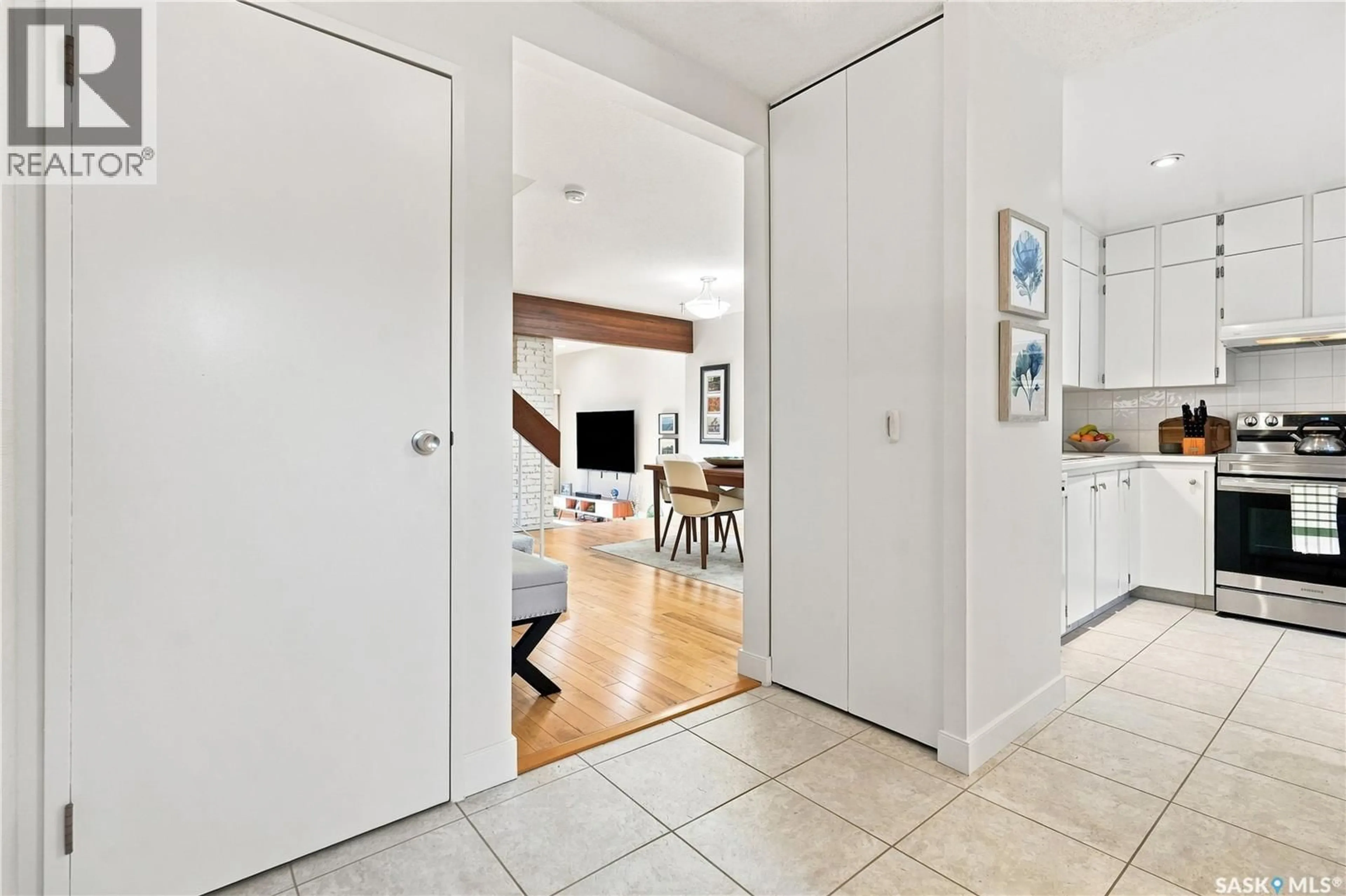 Indoor entryway for 48 CANNINGTON MEWS, Regina Saskatchewan S4S5Z7