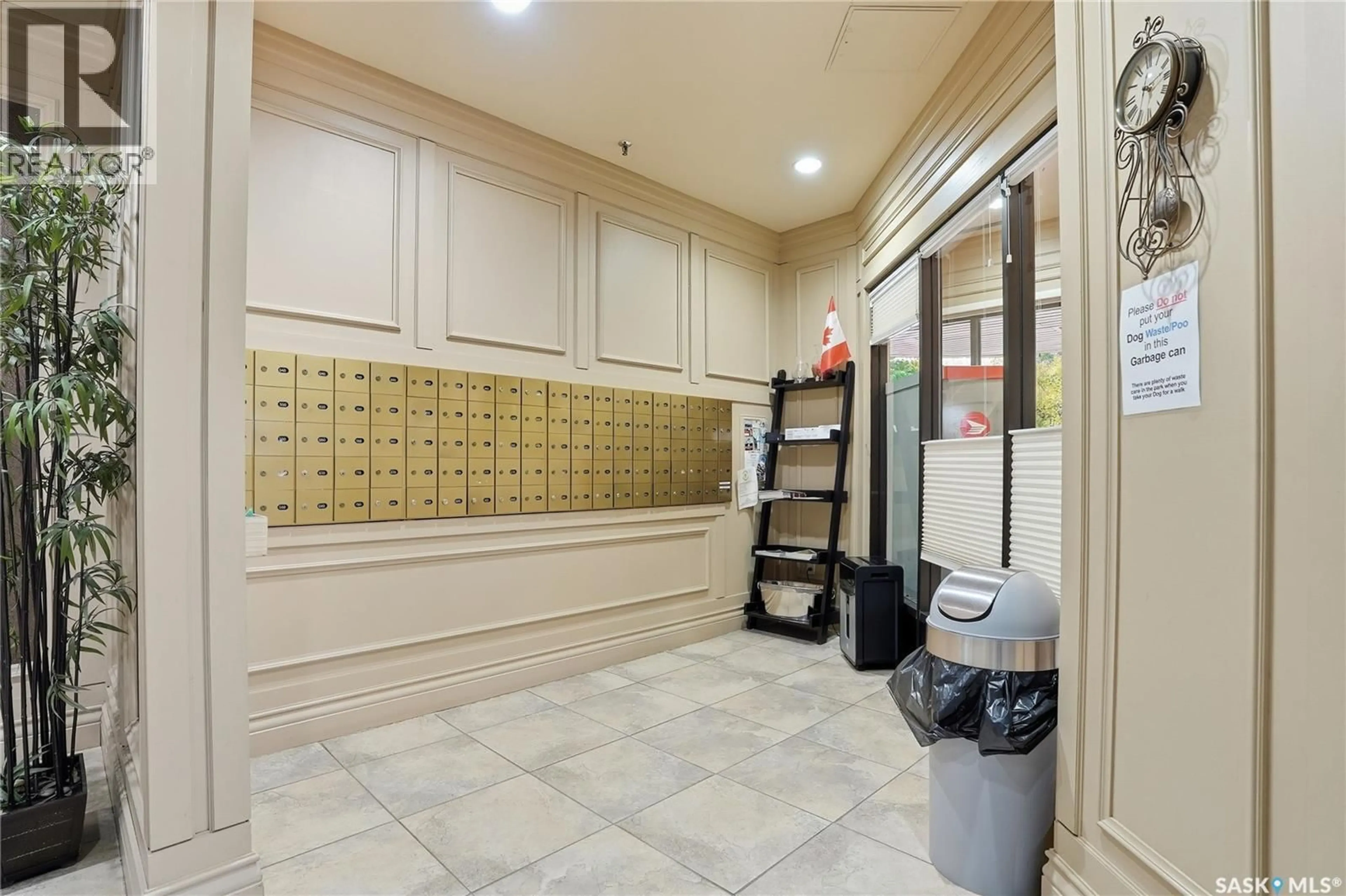 Indoor foyer for 424 - 650 SPADINA CRESCENT, Saskatoon Saskatchewan S7K6X7