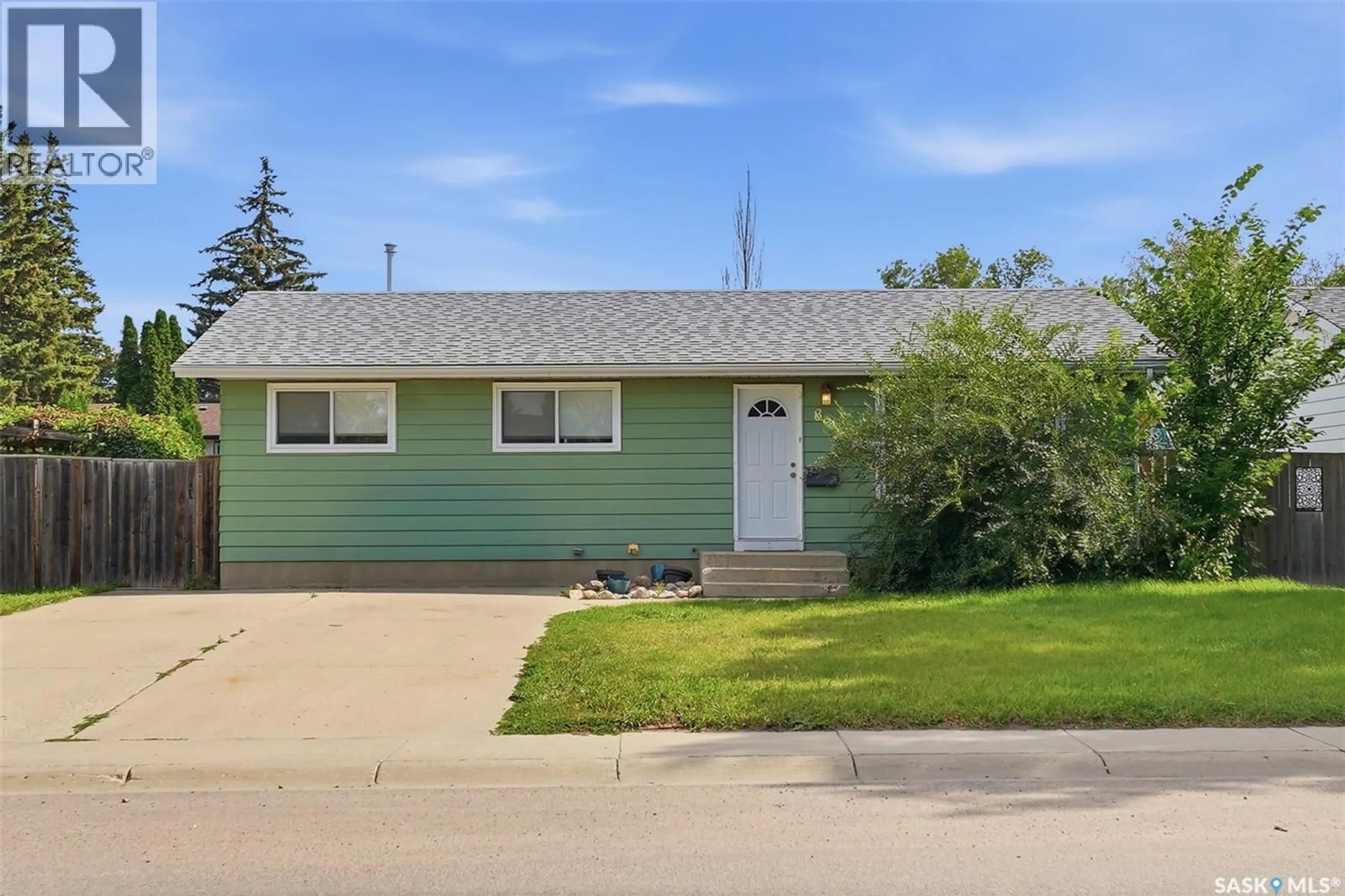Home with vinyl exterior material, street for 814 STEEVES AVENUE, Saskatoon Saskatchewan S7L5N1